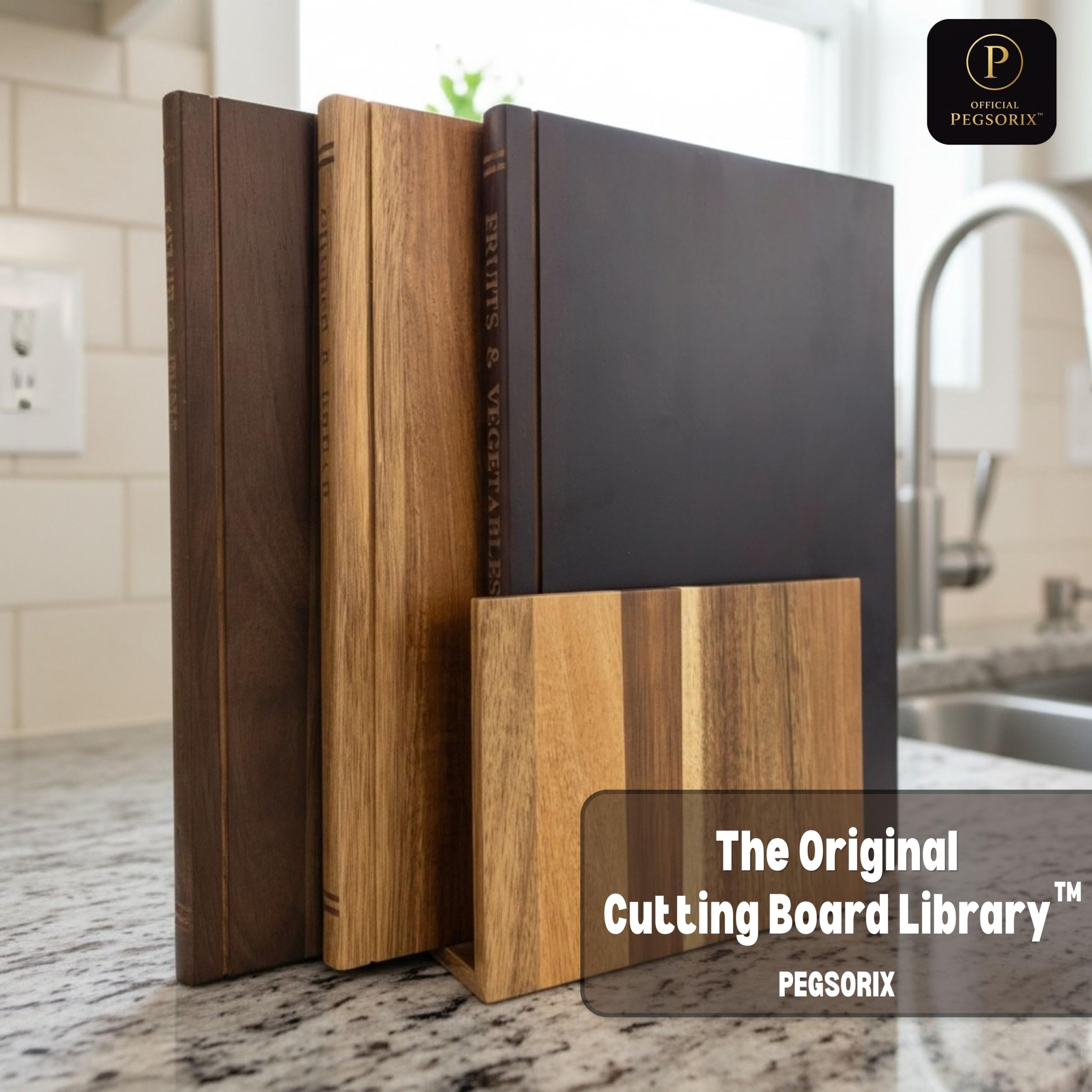 The Original Cutting Board Library | 100% Akazienholz | Set mit 3 dekorativen und funktionalen Schneidebrettern mit Ständer | Obst, Gemüse, Fleisch, Fisch, Käse und Brot | Statement-Stück für