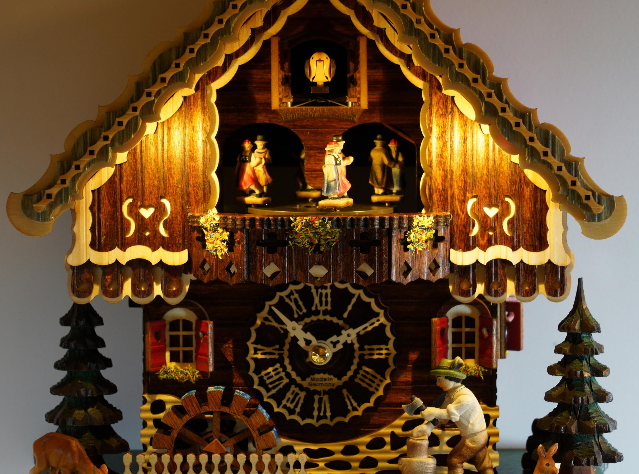 Trenkle Quarz Kuckucksuhr Schwarzwaldhaus mit beweglichem Holzhacker und Mühlrad, mit Musik und Beleuchtung