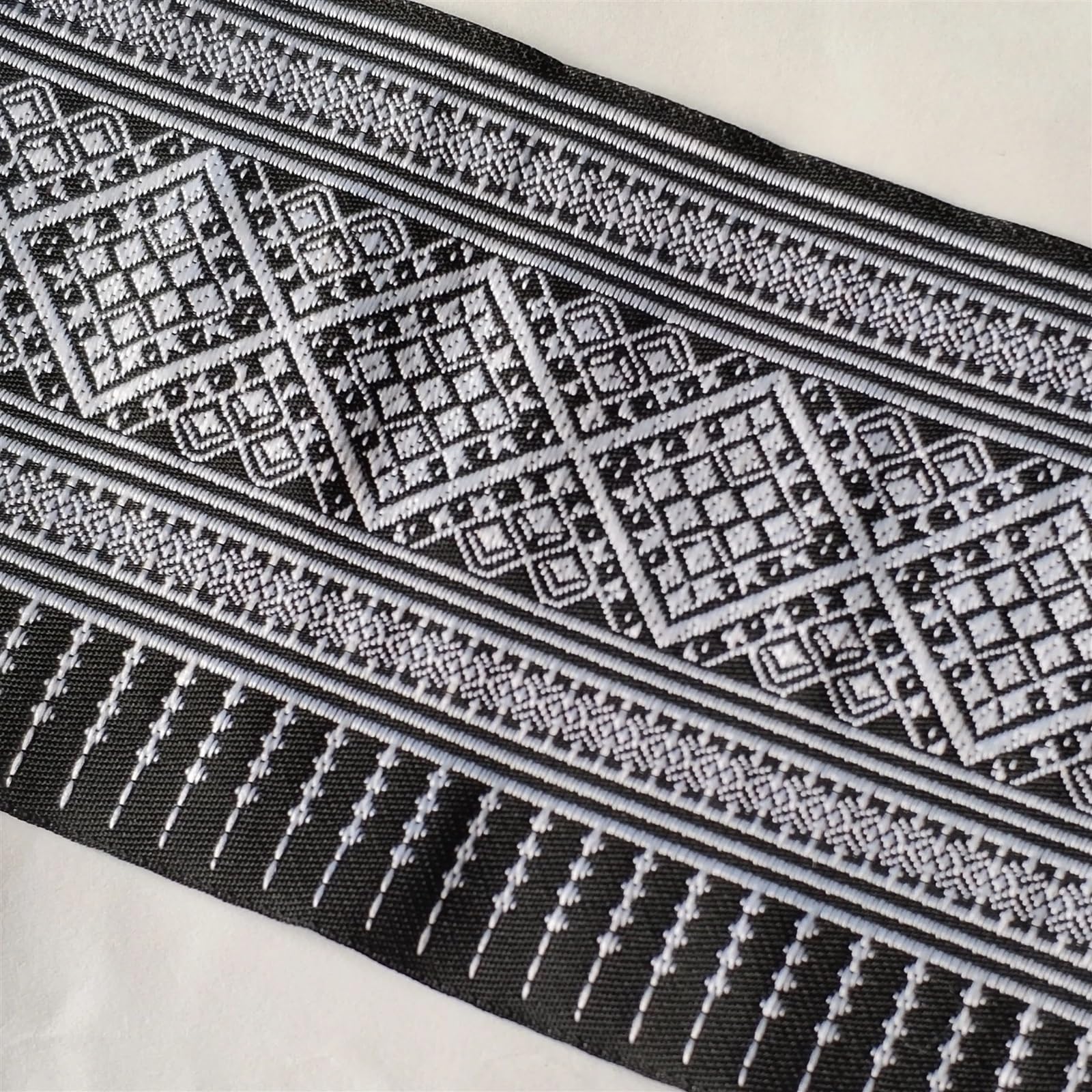 Wstążka tkana żakardowa, Kołnierzyk sukienki z żakardowej taśmy haftowanej krzyżykiem w stylu Hmong, czarny, 10 cm x 2 jardy, poliester