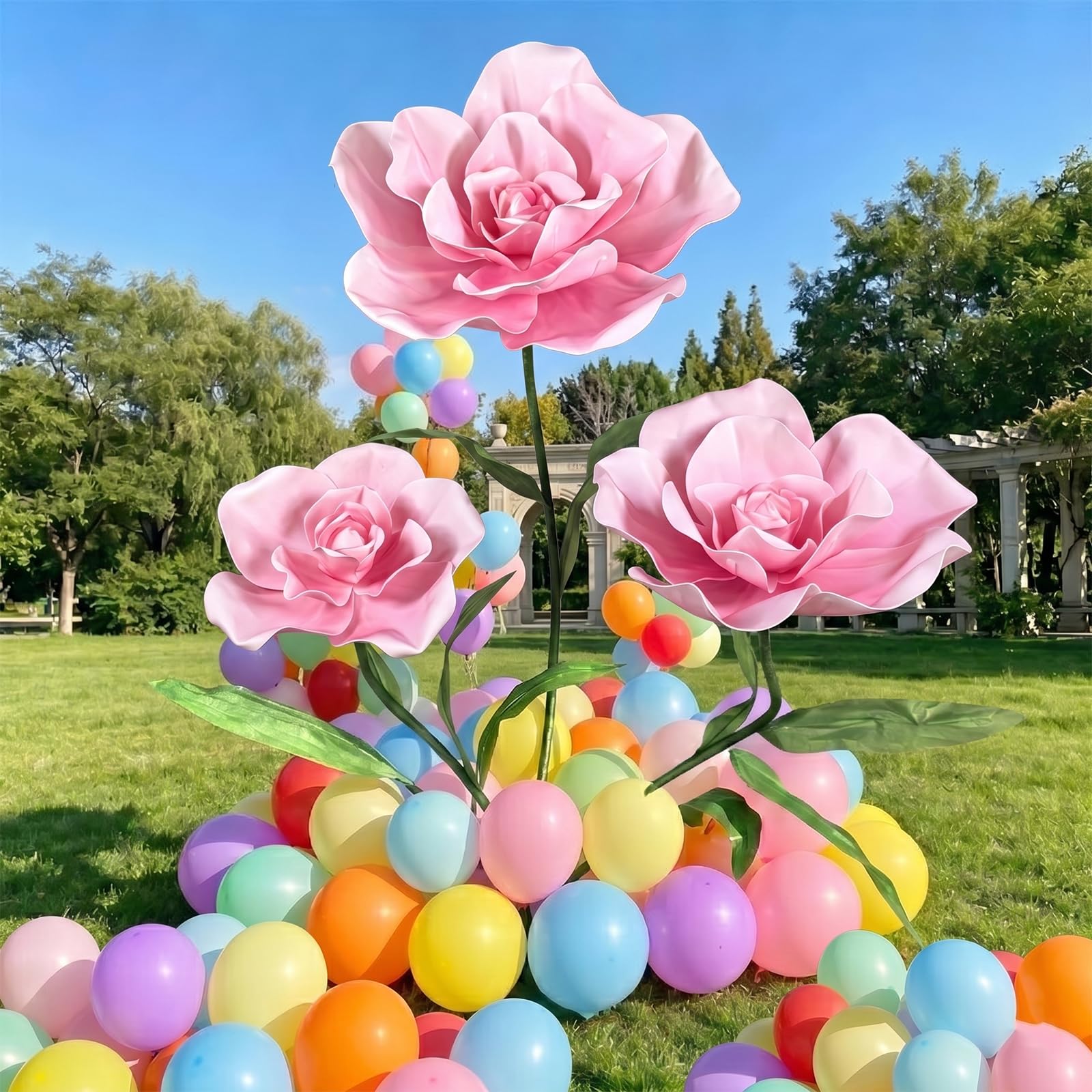 Grandes fleurs artificielles roses déco événementielle avec support