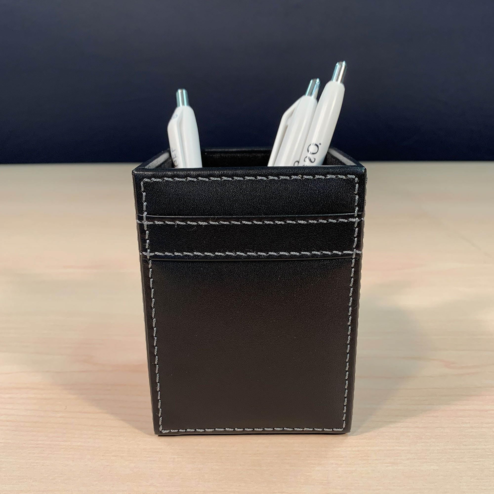 Dacasso Rustikaler schwarzer Stiftehalter aus Leder für den Schreibtisch – luxuriöses Executive-Dekor und Büro-Organisation, unverzichtbar für Desktop/Sitzungssaal
