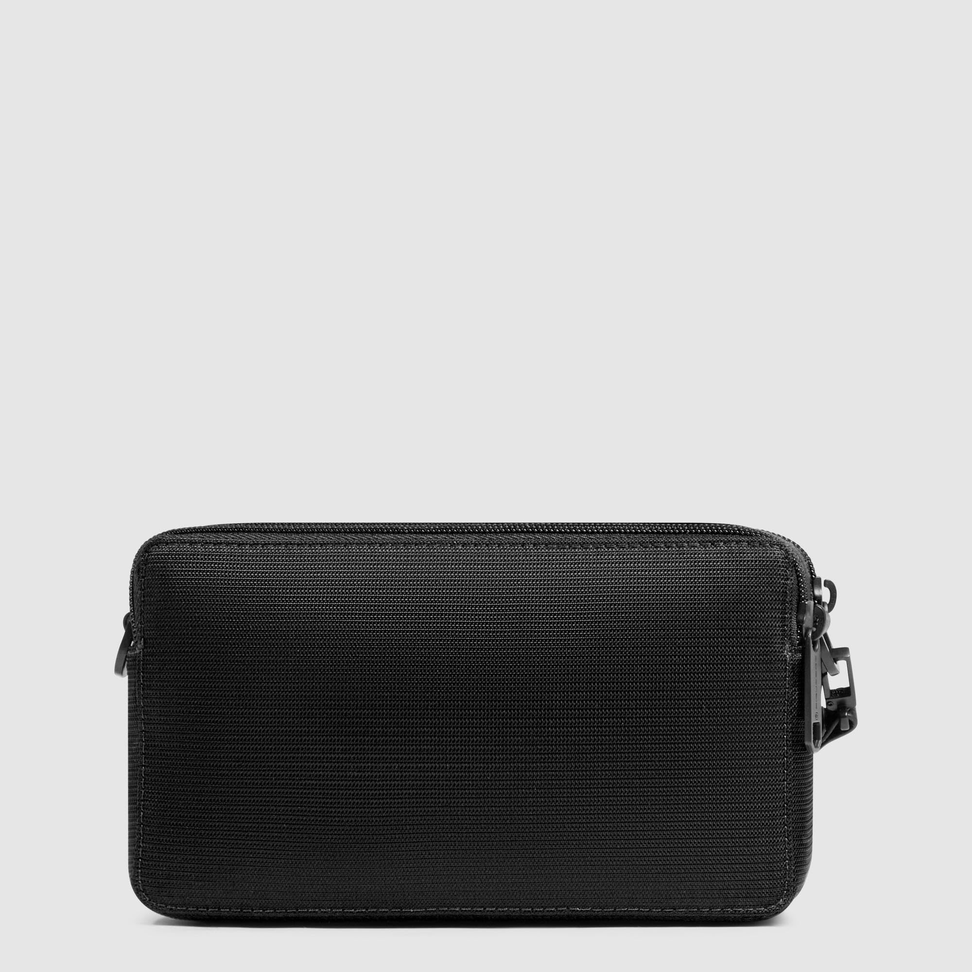 PIQUADRO – Pochette in Pelle e Tessuto Riciclato – 2 Scomparti, Polsiera Rimovibile – Colore Nero – Uomo