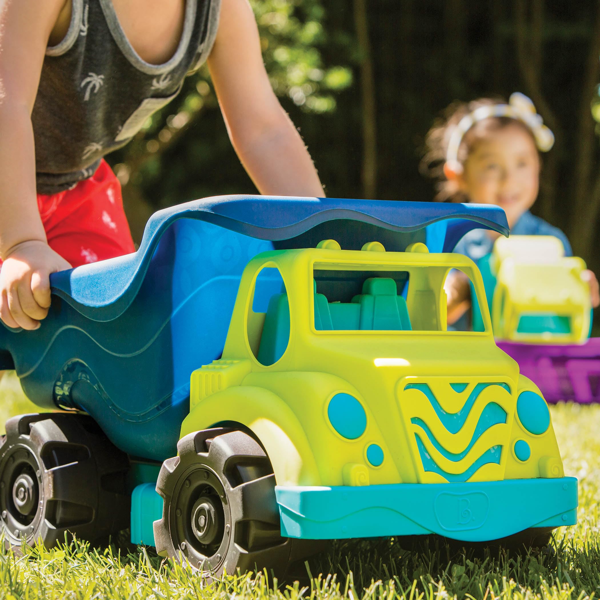 B. toys - Camion-Benne de Plage Colossal Cruiser, 50 cm Robuste | Grand camion-jouet avec benne basculante et grosses roues, pour sable ou eau à la plage, au bac à sable ou en camping