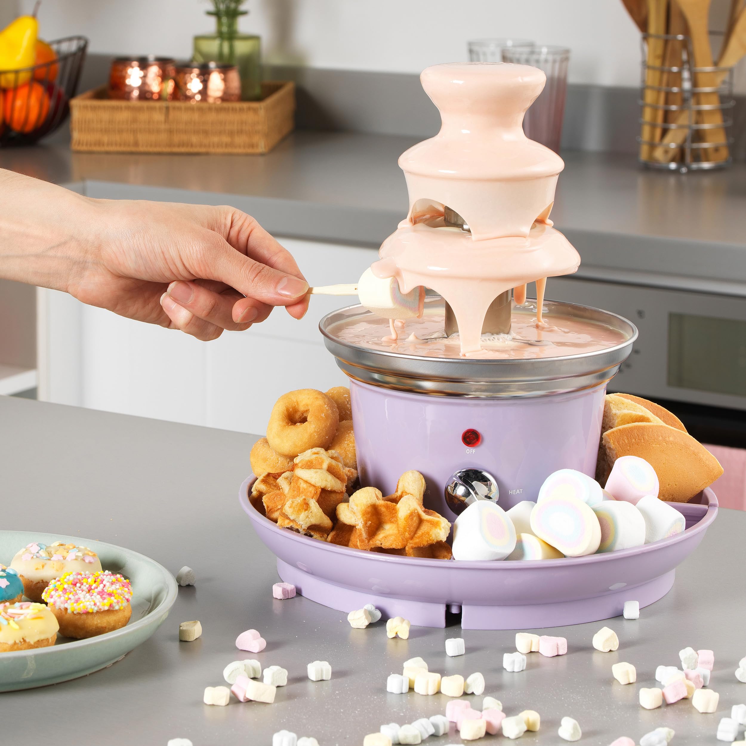 Petra PT3428PPVDEEU7 Schokoladenbrunnen 3 Etagen - Kaskadendesign, einfache Reinigung, Dip & Share Schokofontäne, umfasst 2 Obst/Snacks Tabletts & 100 Bambusspieße, Schokoladenfondue, 70–90 W, violett