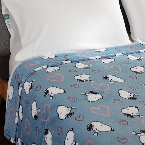 Miniatura 7 de Berkshire Blanket Peanuts® VelvetLoft® Cute Character Snoopy Plush Blanket,Heart Toss Blue,King 90 in x 108 in (Official Peanuts® Product)