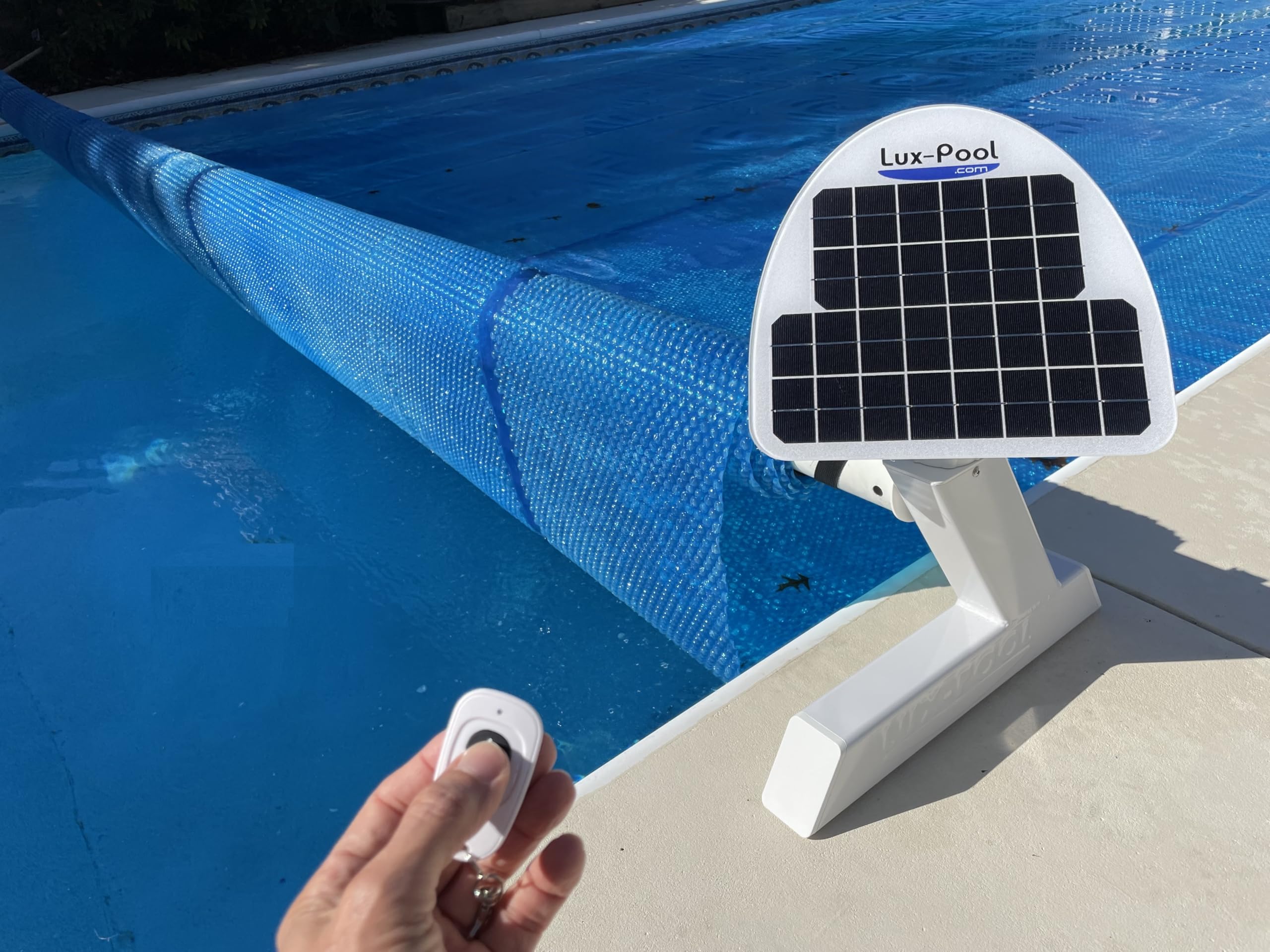 Enrouleur de couverture solaire motorisé à piles solaires (blanc) – Fonctionnement simple par clic – Convient pour les piscines rectangulaires jusqu'à 50,8 x 101,6 m