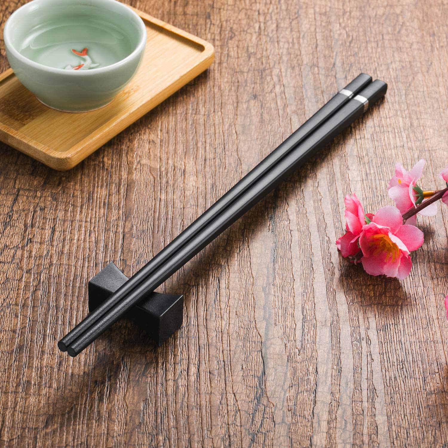 Japanische Essstäbchen Set – 2 Paar Silber/schwarz + 2 Ablagen, Edelstahl, 24,3 Cm, Mit Geschenkbox