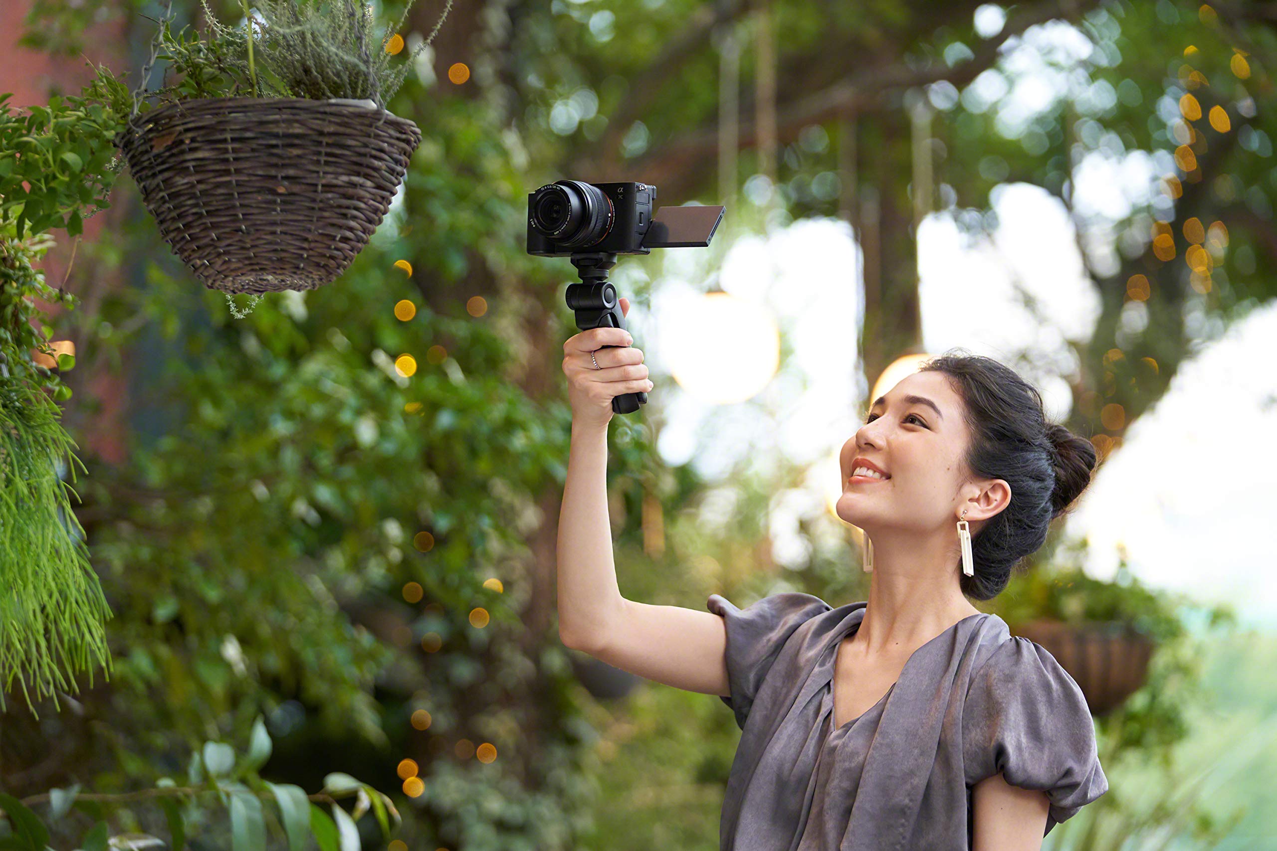 Sony Alpha 7C | Appareil photo numérique Hybride à objectif interchangeable à capteur plein format (compact et léger, Eye AF en temps réel, 24,2MP, stabilisation 5 axes, viseur, écran selfie)
