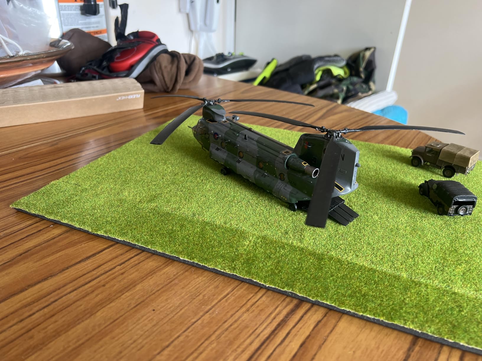 Scale Model Amazon Airfix Standard Model Set - A06023 Boeing Chinook HC.1 Model Building ...