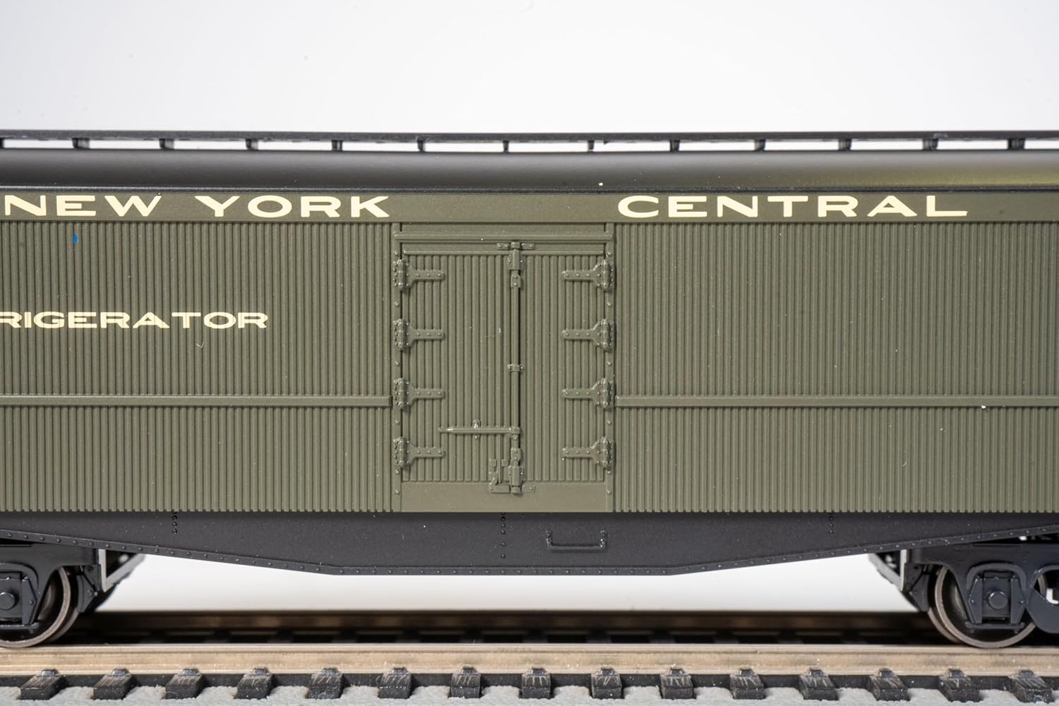 Bachmann Trains - 50' Express Reefer - New York Central #6090 - HO Scale
