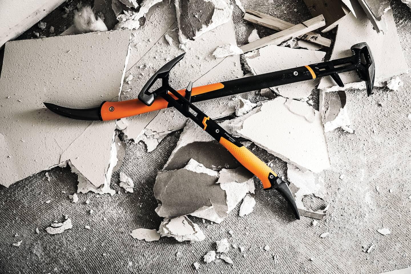 Fiskars Attrezzo di demolizione IsoCore M per diversi lavori di demolizione, Lunghezza: 46,2 cm, Peso: 1,38 kg, Nero/Arancione, 1027220