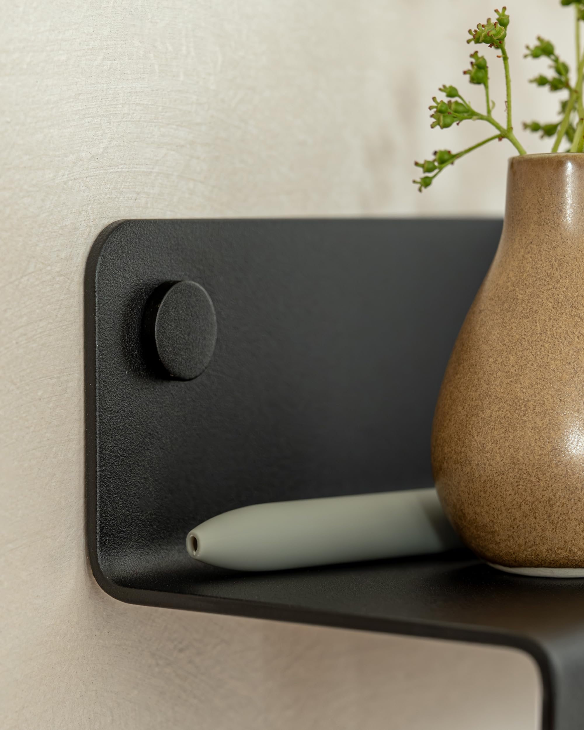 Kazai. Schlüsselbrett 'Holmsen' | Minimalistisches Schlüsselhaken-Design aus Berlin | Moderner Schlüsselhalter mit Ablage aus Metall | Schlüsselboard als Flur Möbel für die Wand | Schwarz