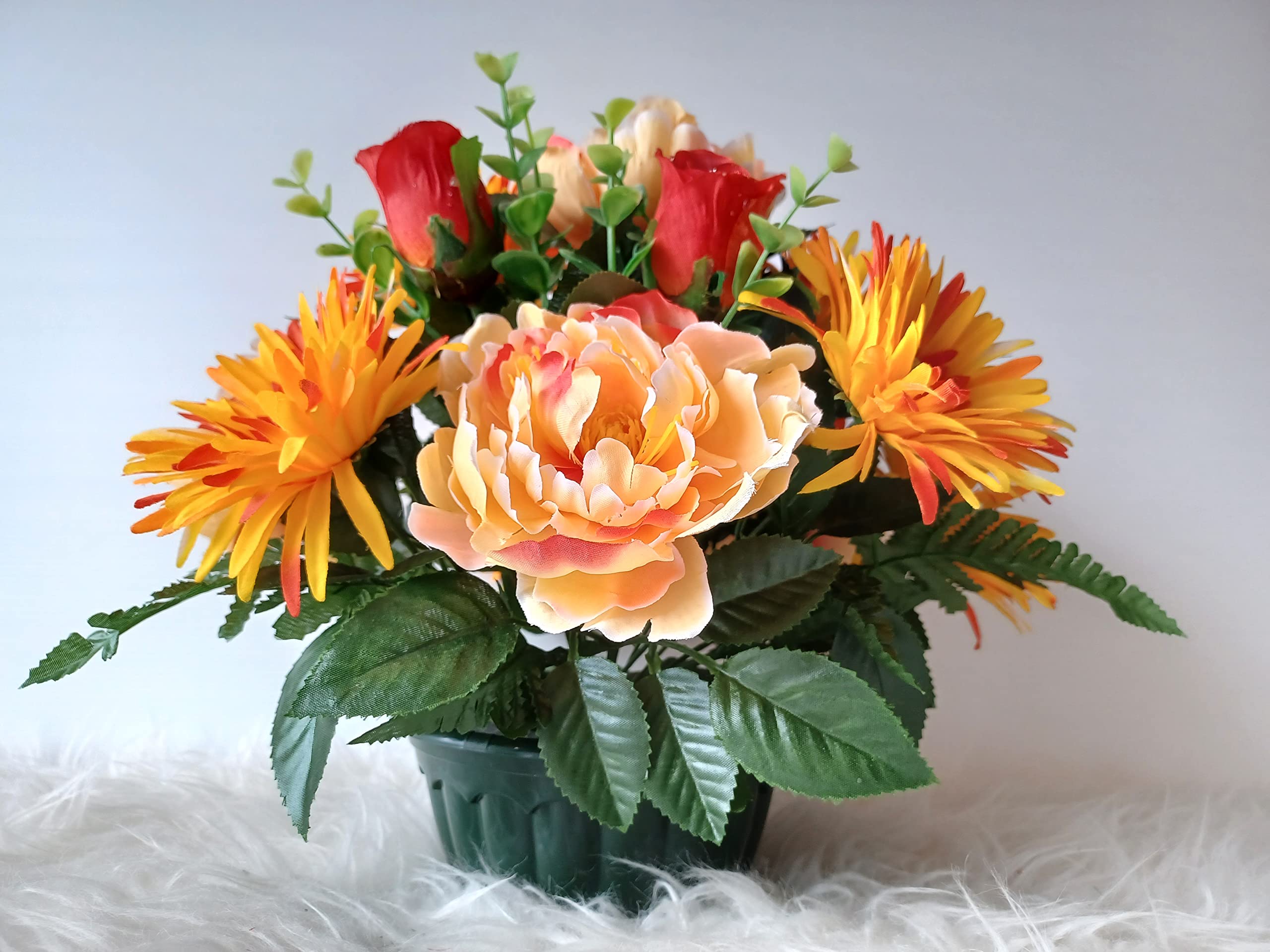 Composition de Fleurs Artificielles, Lesté Ciment pour Une Très Bonne Tenue a l' extérieur. Réalisé par Nos Soins, Fleurs de Qualité.