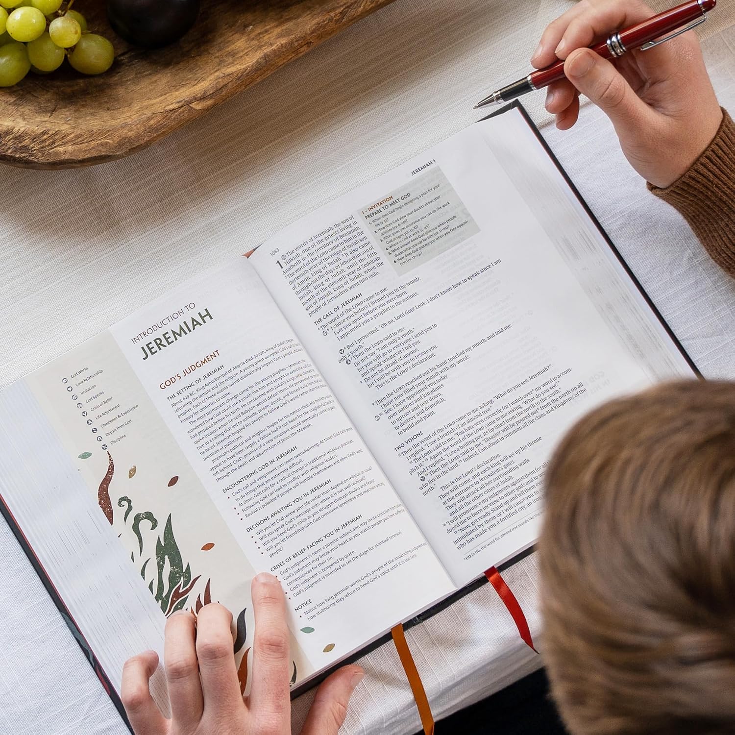 CSB Experiencing God Bible, Hardcover, Jacketed, Full-Color Design, Articles, Character Profiles, Chapter Questions, Key Verse Icons, Full-Color Maps, Easy-to-Read Bible Serif Type