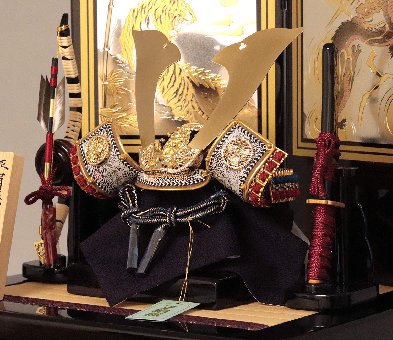 【美品】吉徳 五月人形 兜飾り 龍虎背景 高さ約62cm Amazon | 吉徳 五月人形 兜収納飾り 黒艶 二曲龍虎 間口37×奥行35×高さ