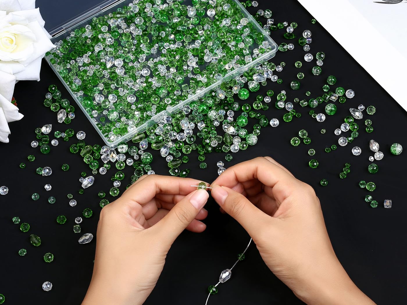 1200 Stück Glas Perlen für Armbänder, 4/6/8 mm Glasperlen zum Auffädeln mit Behälterbox, Grüne Perlen Kristallperlen, Glass Beads mit Loch für Basteln & Diy