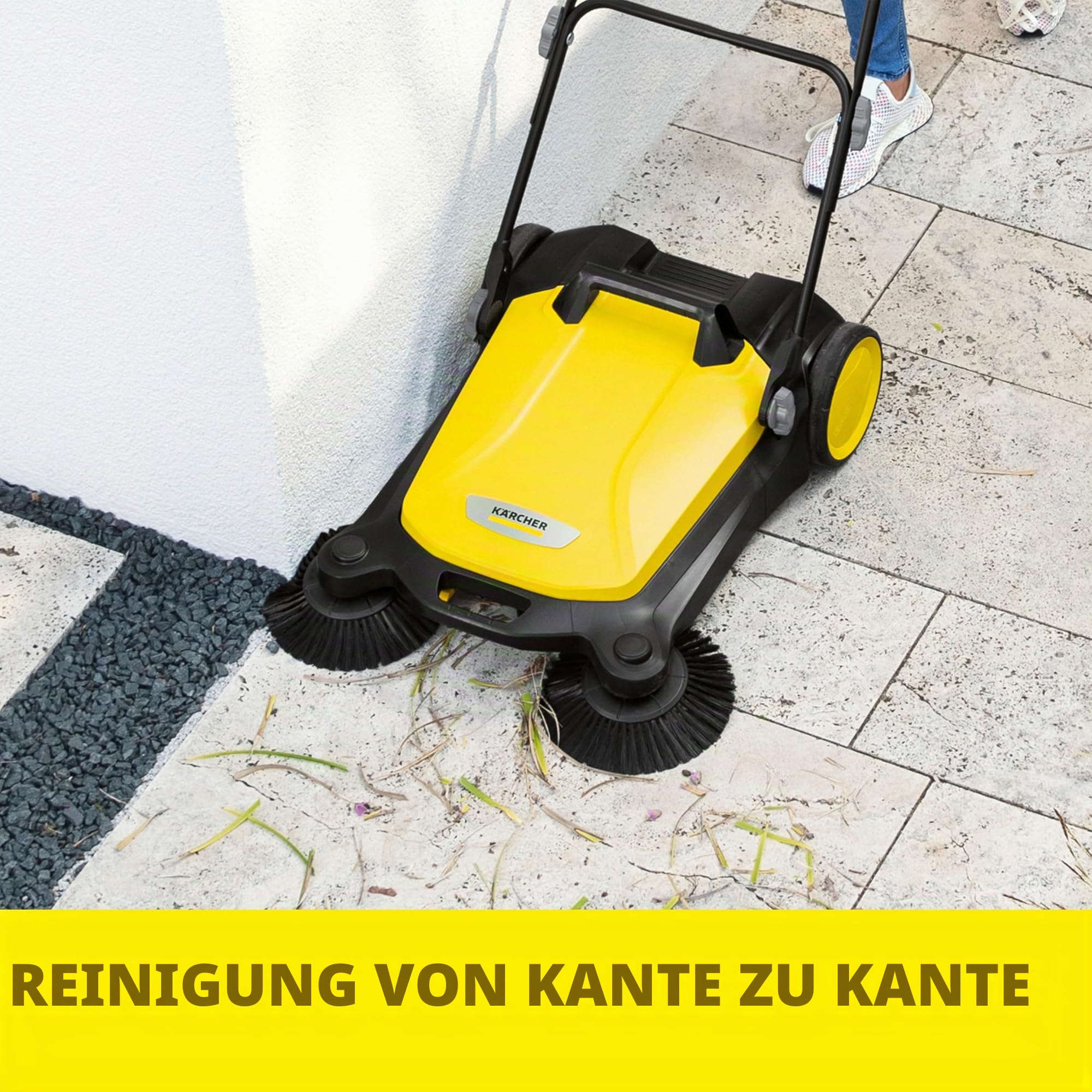 Kärcher S 4 Twin Walk-Behind Outdoor Hand Push Bodenkehrer – 5,25 Gallonen Kapazität, 68,1 cm Kehrbreite, fegt 26.000 Quadratmeter/Stunde
