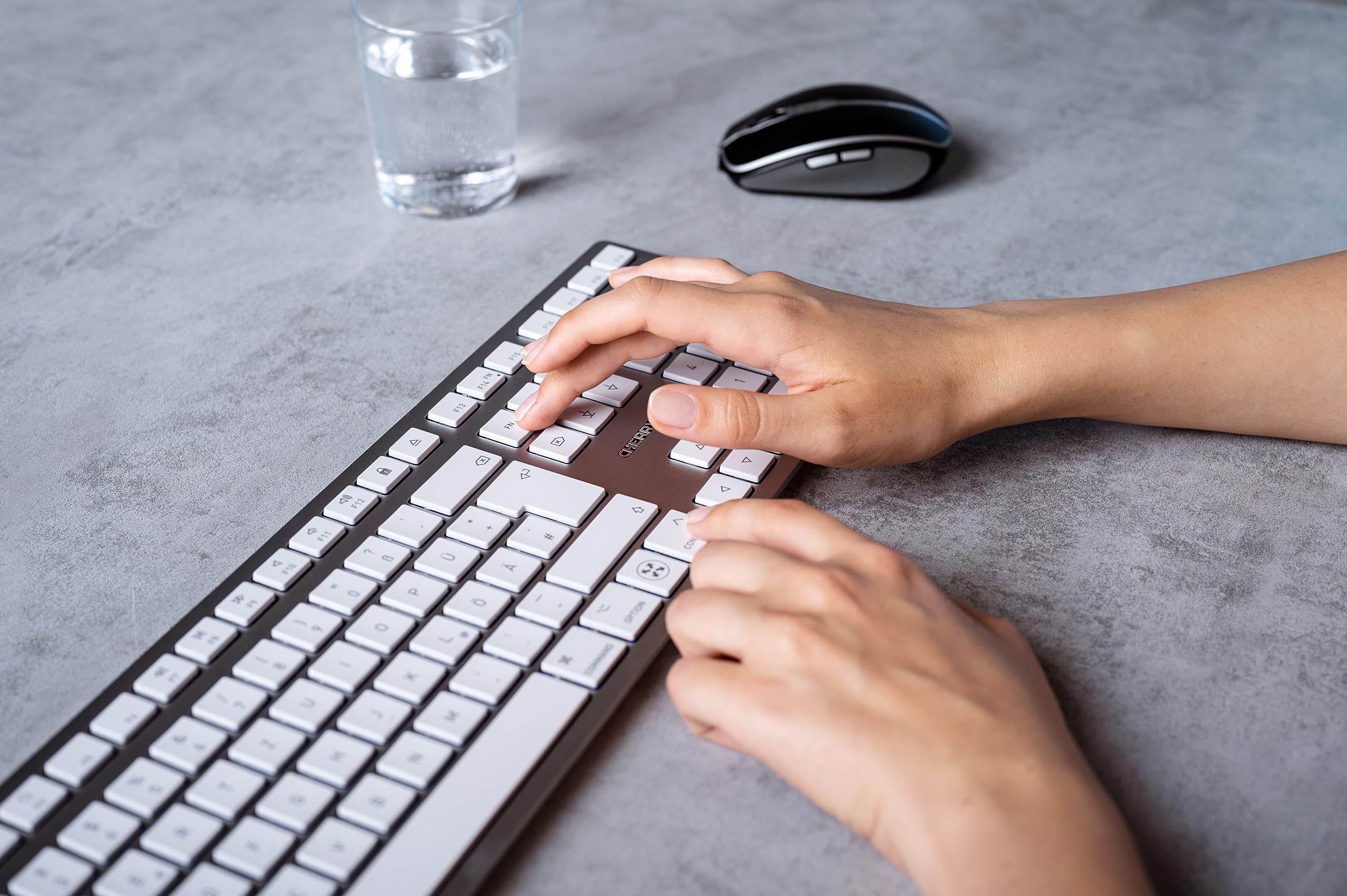 CHERRY KW 9100 SLIM FOR MAC, Tastiera Mac Senza Fili, Layout per gli USA (QWERTY), Connessione Bluetooth o Wireless 2,4 GHz, Tasti Piatti, Ricaricabile, Bianco-Argento