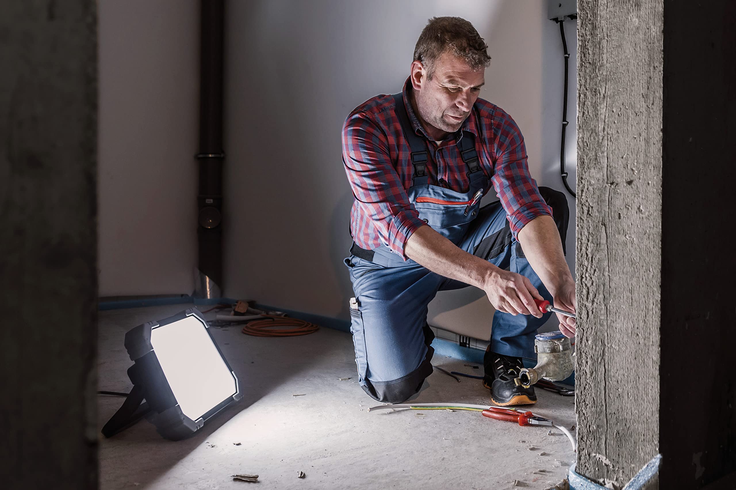 Brennenstuhl LED Arbeitsstrahler DINORA 5050 (45W, 5100lm, 5700K, IP65, LED Arbeitsstrahler mit bruch- und schlagfestem Kunststoffgehäuse und 5m RN-Kabel)