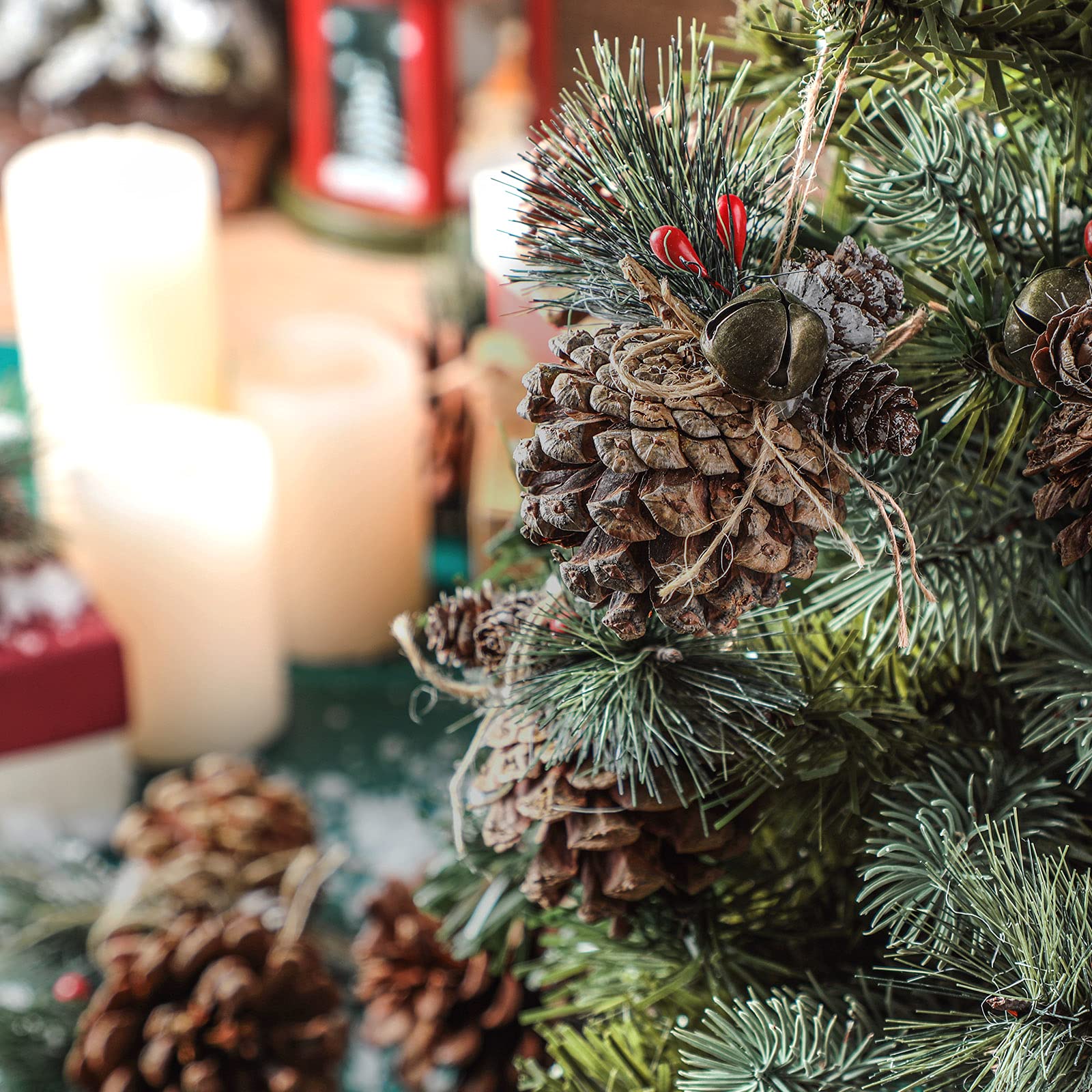 Lot de 12 décorations de Noël en forme de pomme de pin naturel avec clochette - Décoration rustique en bois pour l'automne, Halloween, Thanksgiving, arbre de Noël, décoration d'intérieur