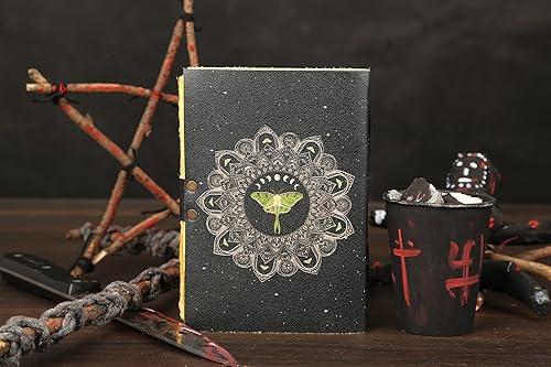 Miniatura 3 de Diario en Blanco de Hechizos y Sombras con Cierre de Candado Vintage Hecho a Mano de Cuero con Estampado de Polillas Luna y Mariposa Morpho de