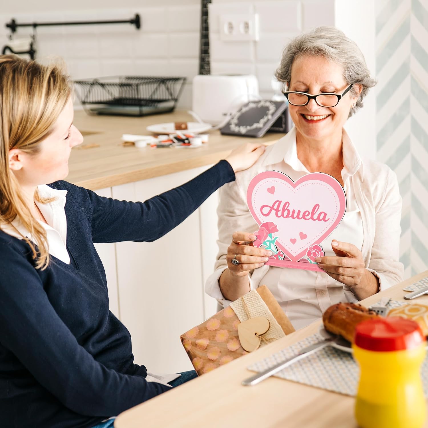 Haooryx Mother's Day Spainish Tabletop Centerpiece - 4 Pcs Grandma Table Topper Centerpiece Te Amo Abuela Wood Letter Sign Detachable Decoration for Mother's Day Party Home Decor Grandma Birthday Gift