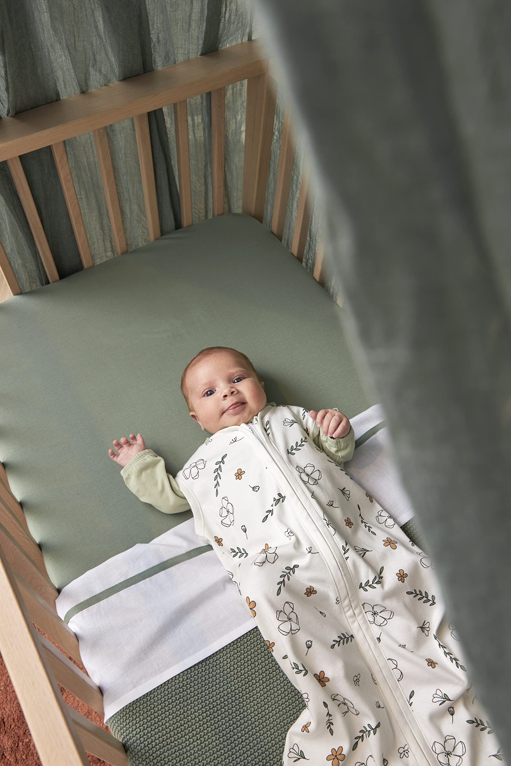 Meyco Baby Uni Drap de lit (Drap de qualité Jersey Doux, 100% Coton, Ajustement Parfait grâce à l'élasticité sur Tout Le pourtour, Respirant, Taille : 60 x 120 cm), Vert forêt (Lot de 4)