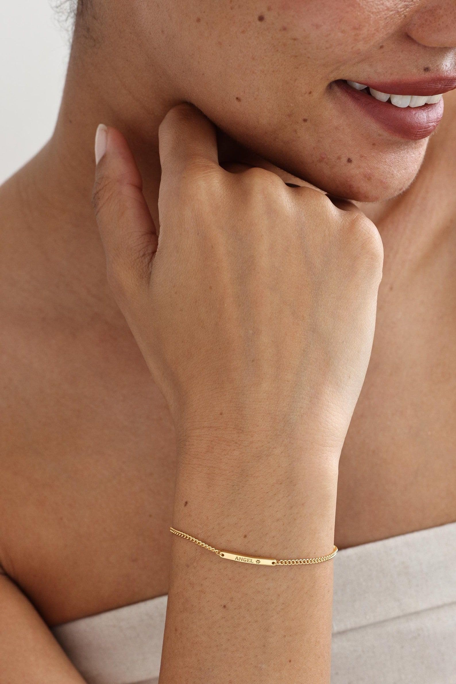 Pulsera de barras Minimalista grabada con cadena de la placa 925 Acoplamiento de nombre personalizado Colgante de delicado personalizado Nombre apilable Pulsera de la mascota