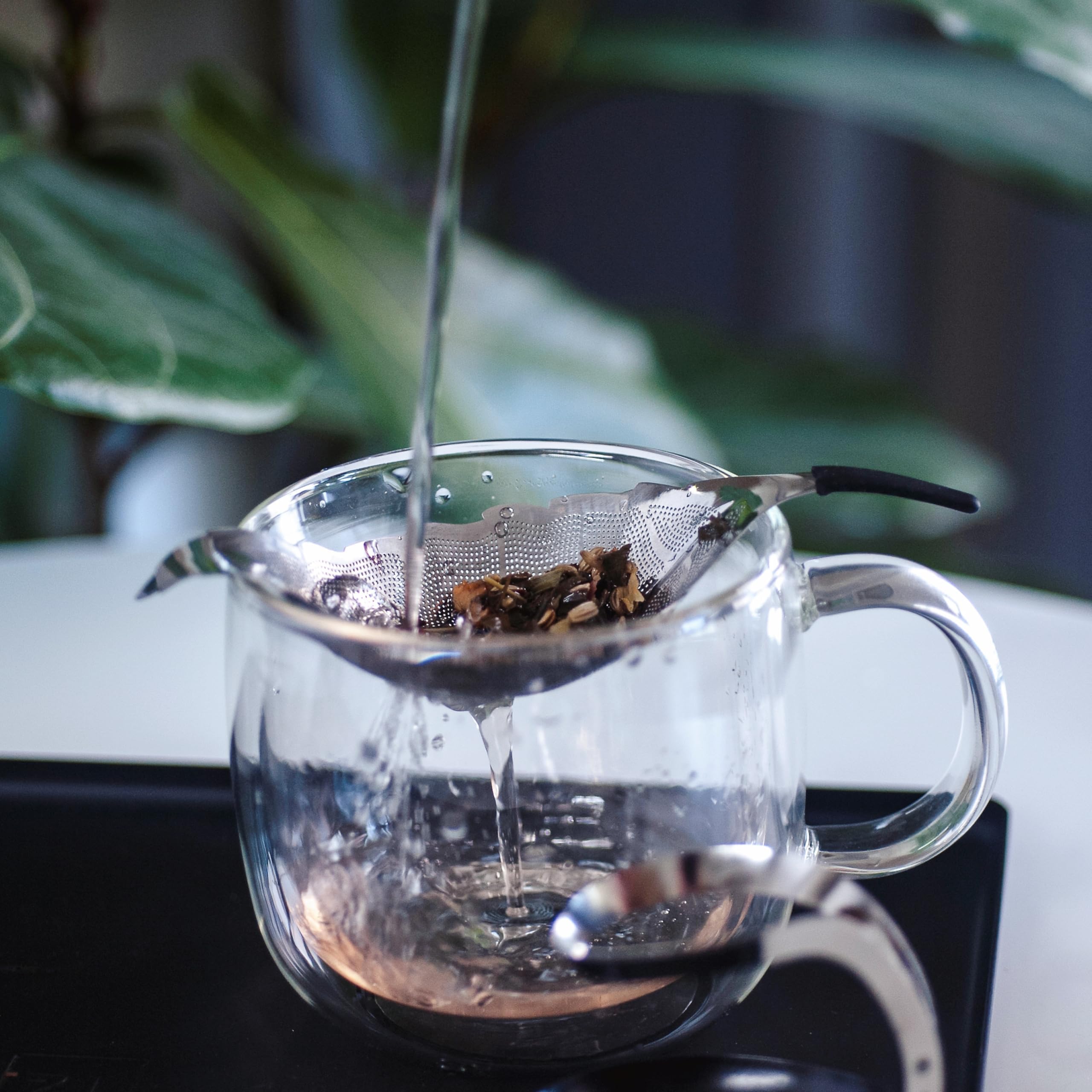 Colino da tè per tè sfuso, colino da tè in rete in acciaio inox, riutilizzabile, a forma di foglia, infusore per tè sfuso, filtro per tè a rete, a forma di foglia, carino (argento)