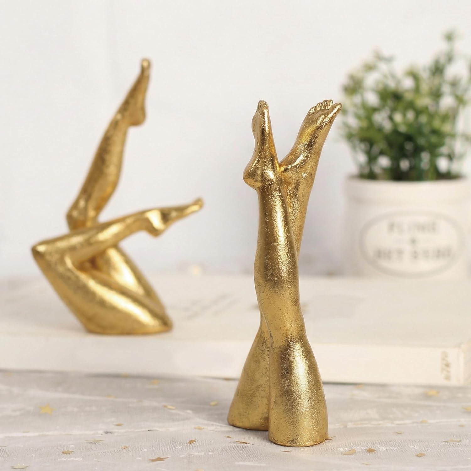 DECOUE Gold Leg Sculpture, Home Decor Resin Leg Statue Decoration, Gold Room Shelf Decor, Elegant Outdoor Indoor Decorative Objects for Coffee Table, Cabinet, Desk, Cross-Up Leg