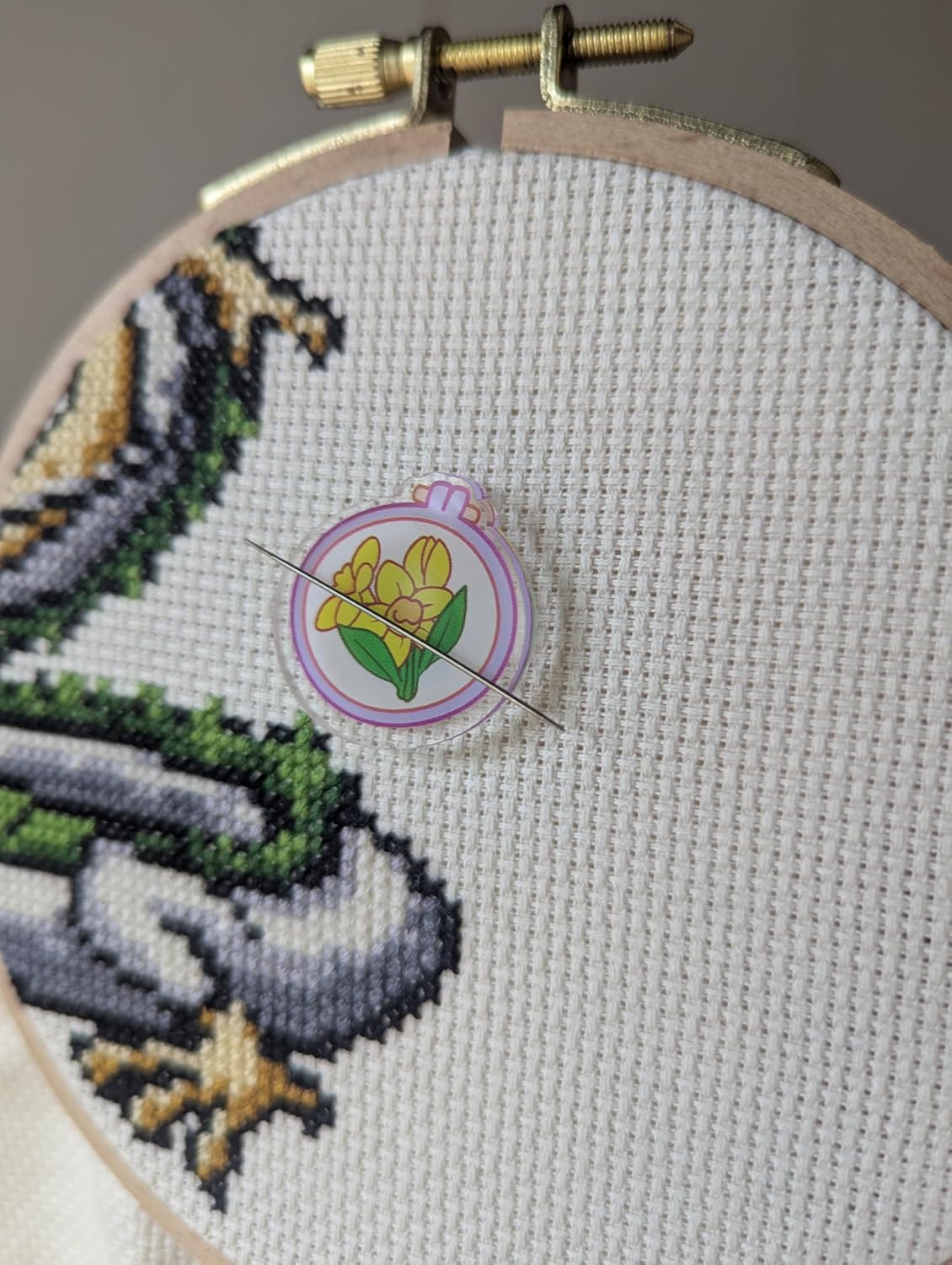Daffodil Embroidery Hoop, Magnetic Acrylic Needle Minder for Cross Stitch and Embroidery