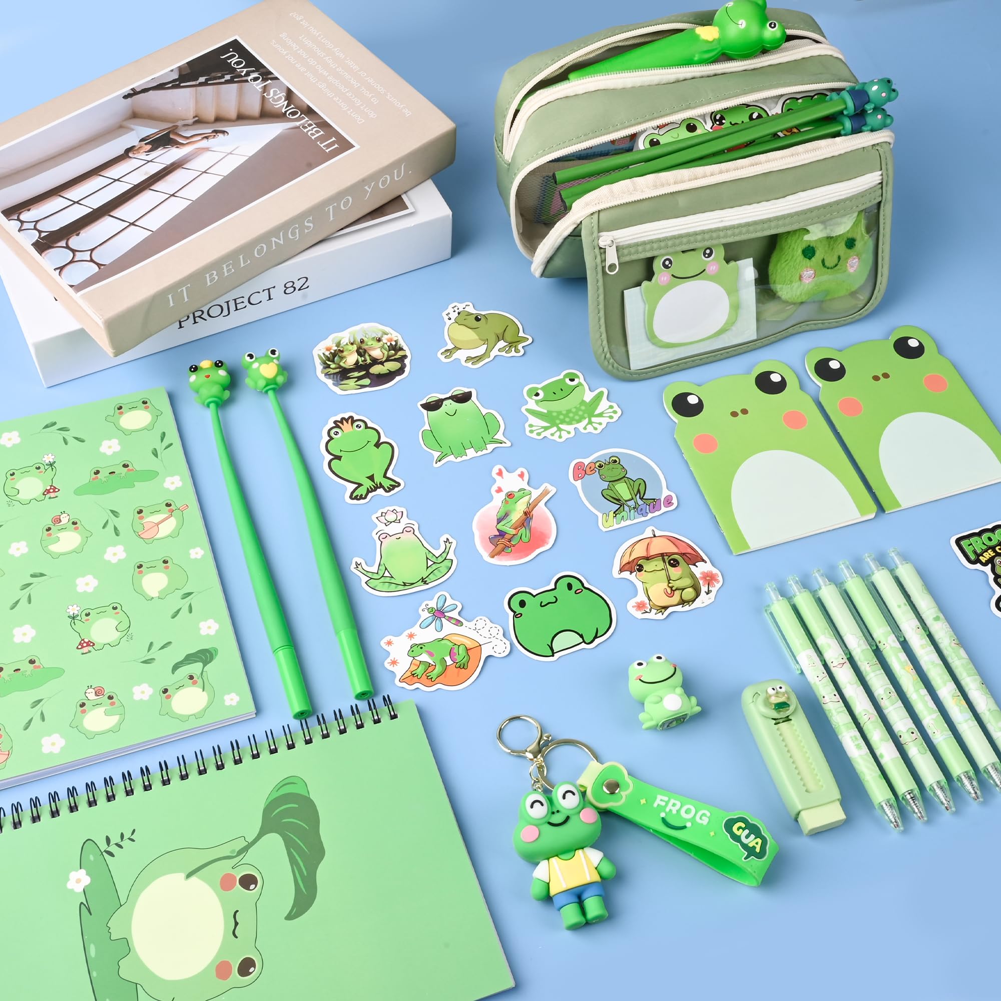 Simpatico set di cancelleria con panda in stile cartone animato, regalo di compleanno per ragazzi e ragazze, ricompense per ufficio con penna a sfera, matite, gomme, note adesive, ecc. (Rana)