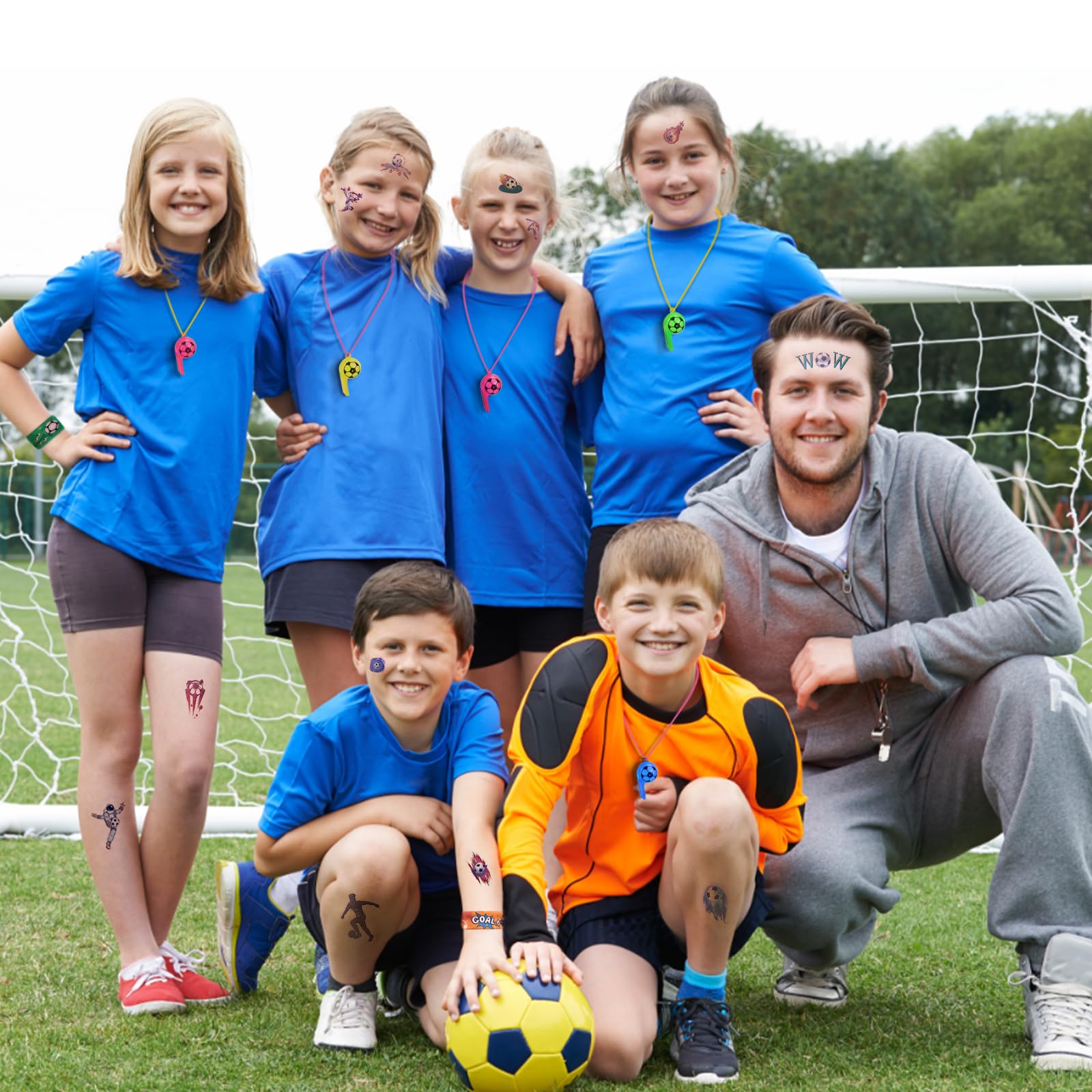 JOKILY 70 stuks voetbalfeestcadeautjes voor kinderen, voetbalcadeautje voor kinderverjaardag, sleutelhanger, armband fluitje, voetbaltatoeages, snoepzak, voetbalcadeaus voor jongens en meisjes