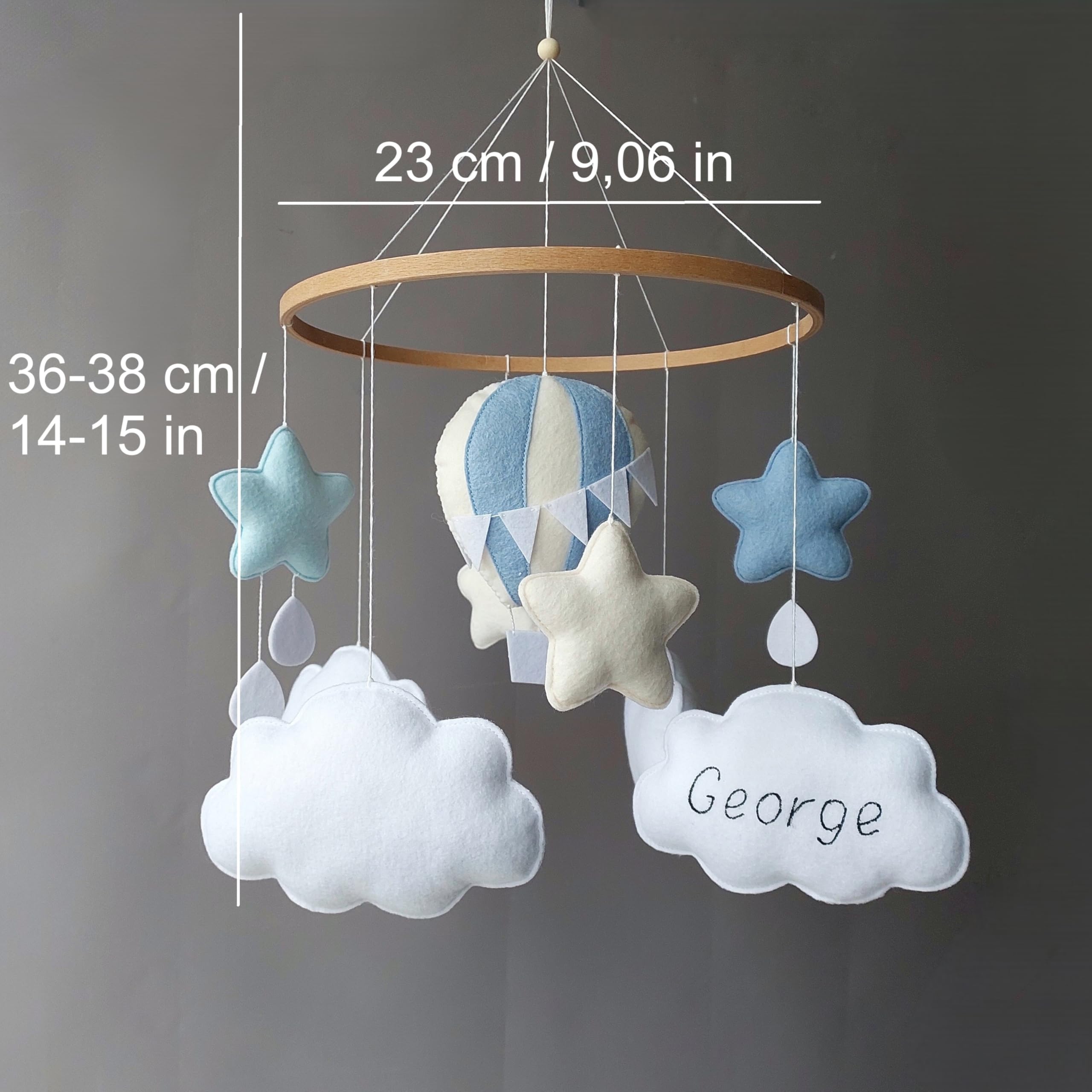 Heißluftballon Baby Mobile für Jungen – Personalisierbar mit Namen – Handgemacht aus Filz mit Wolken & Sternen in Blau – Deko fürs Babyzimmer – Geschenk zur Geburt