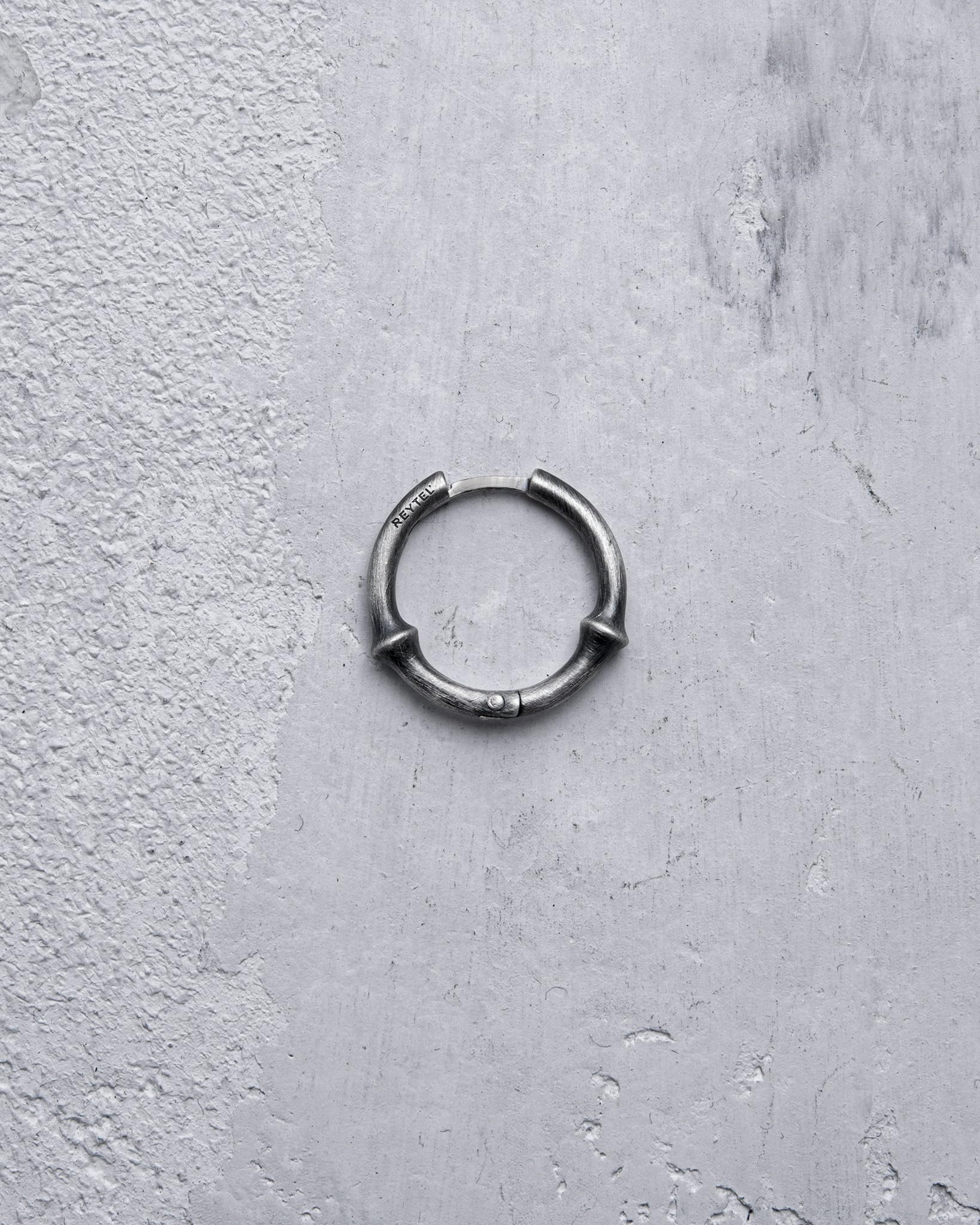 Orecchini 925 Argento DOMAS – Orecchino Viking Unico per Uomo Donna – Piccole Cerchie in Argento Sterling – Huggie Ipoallergenico – Gioielli per Compleanni, Anniversari e Regali
