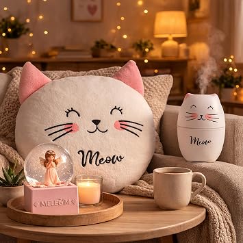 Kedi Temalı Dekoratif Tasarıma Sahip Hediye Seti – Peluş Kedi Yastık + Buhar Makinesi Nemlendirici + Melek Figürlü Kar Küresi | Dekoratif Hediye Seti