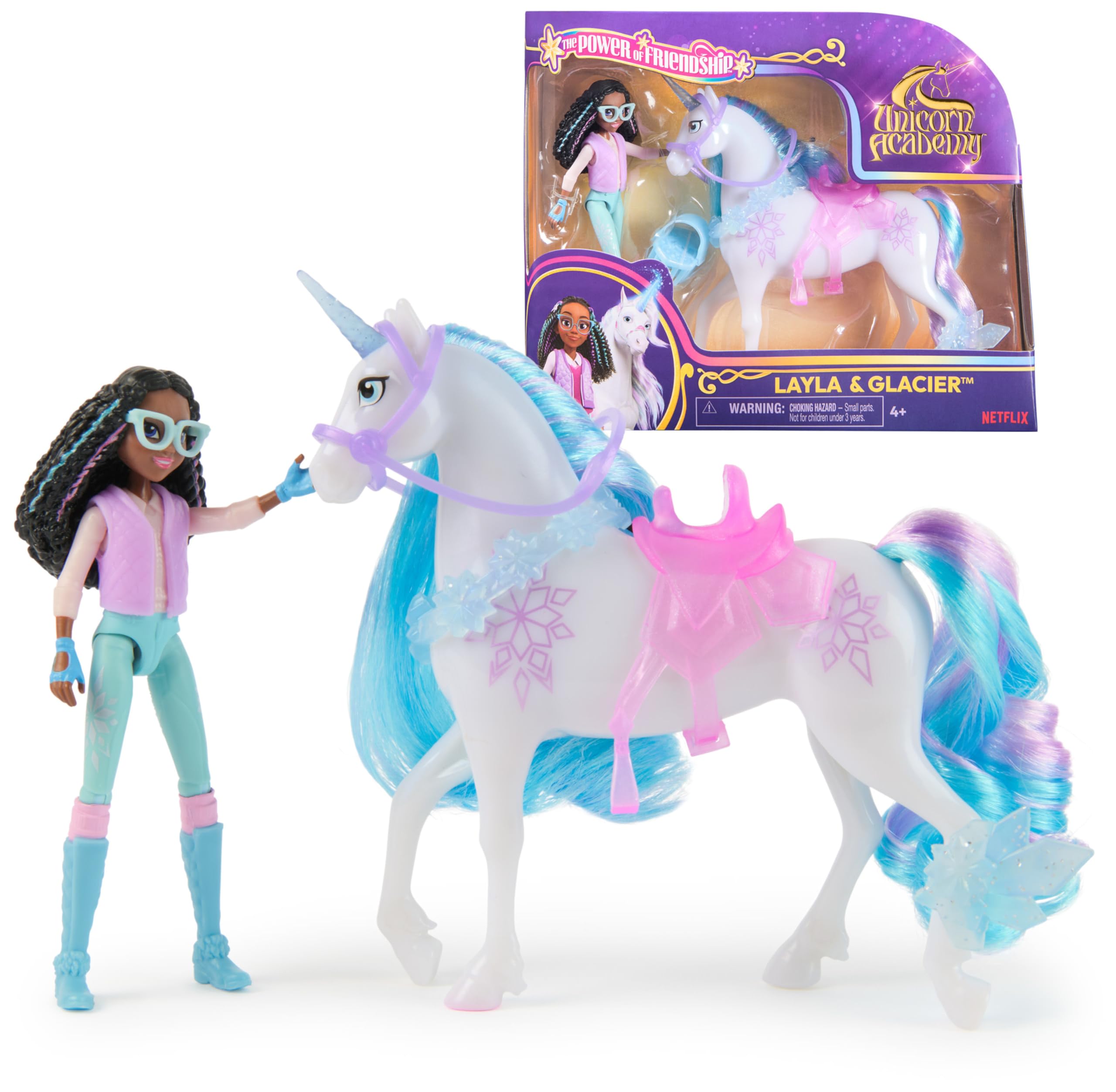 Gros plan sur la poupée Layla assise sur la licorne Glacier, mettant en évidence les détails de la crinière et de la selle amovible.