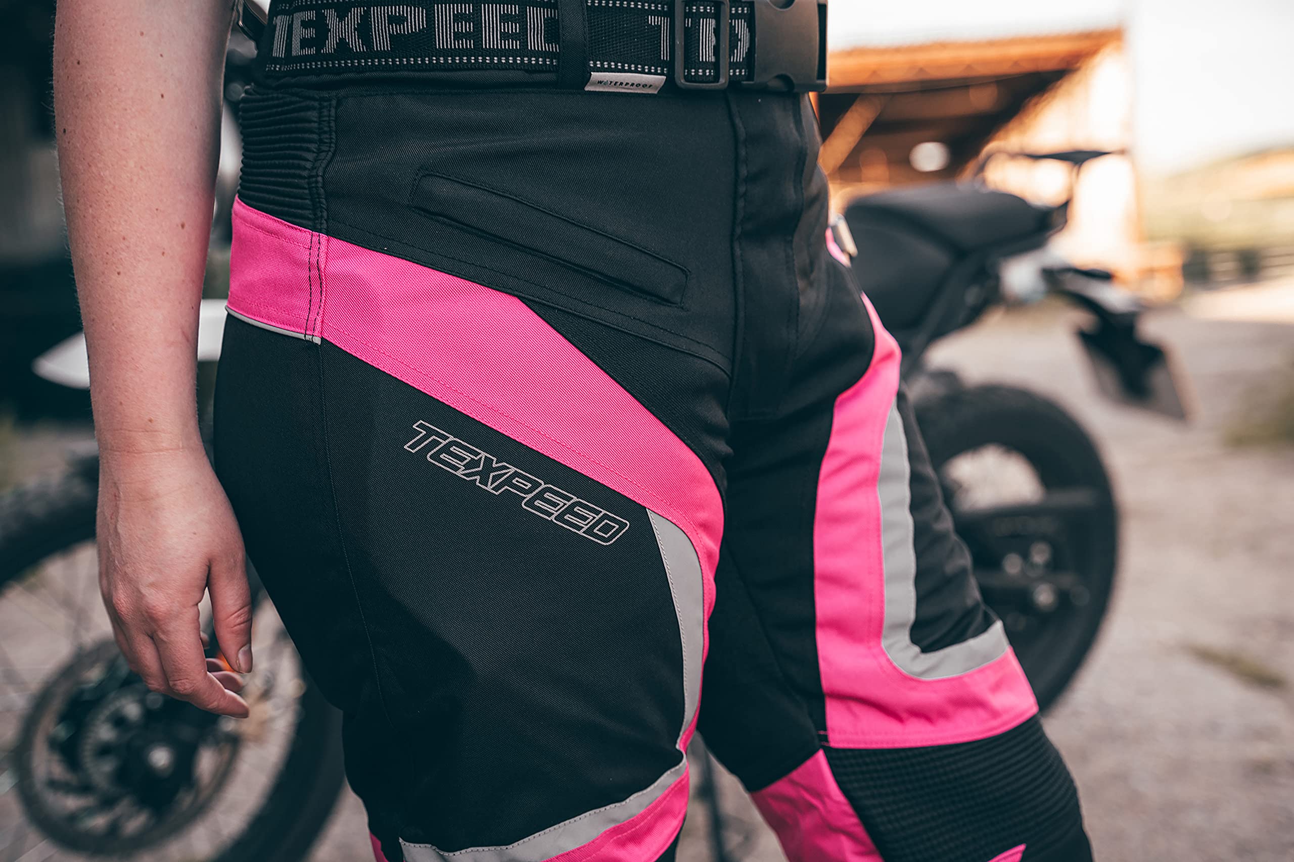 Texpeed Pantaloni da moto donna con protezioni - Tessuto impermeabile per scooter per Estate/Inverno - Armatura certificata CE (EN 1621-1) protettivi Rosa - M Girovita/Gamba Regolare