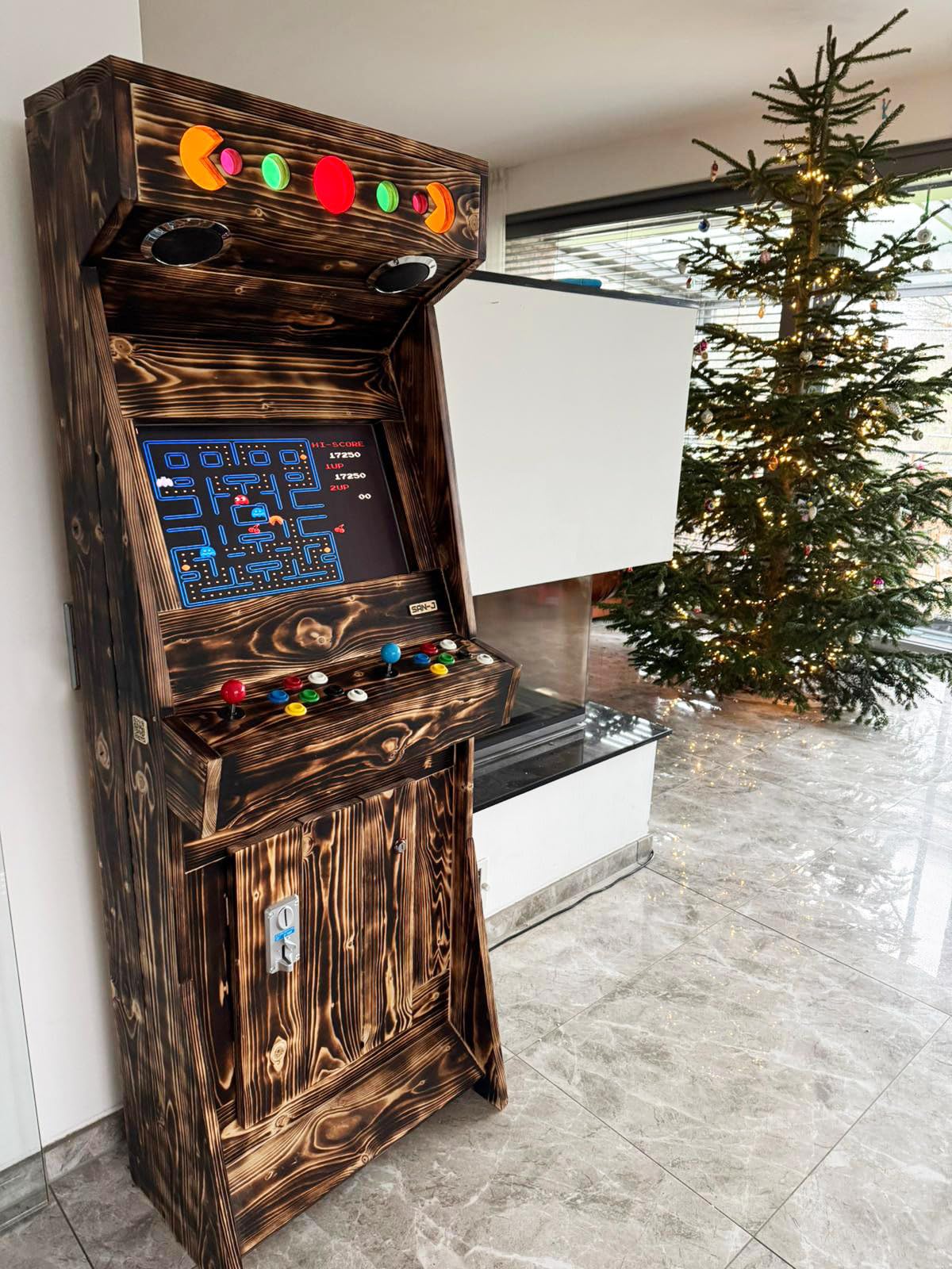 Cabinato Arcade Retro - Fatto a mano (legno) – Retro 2 giocatori con +4000 giochi classici, schermo LCD 22", Plug & Play – San-J