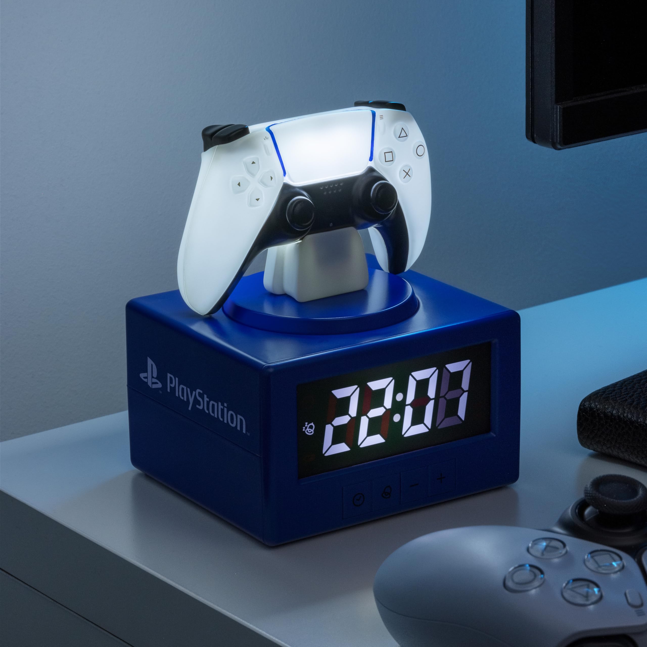 Paladone, Sveglia digitale con controller DualSense della PlayStation, con funzione luce notturna, con licenza ufficiale, decorazione da gaming e per camera da letto, per bambini e ragazzi
