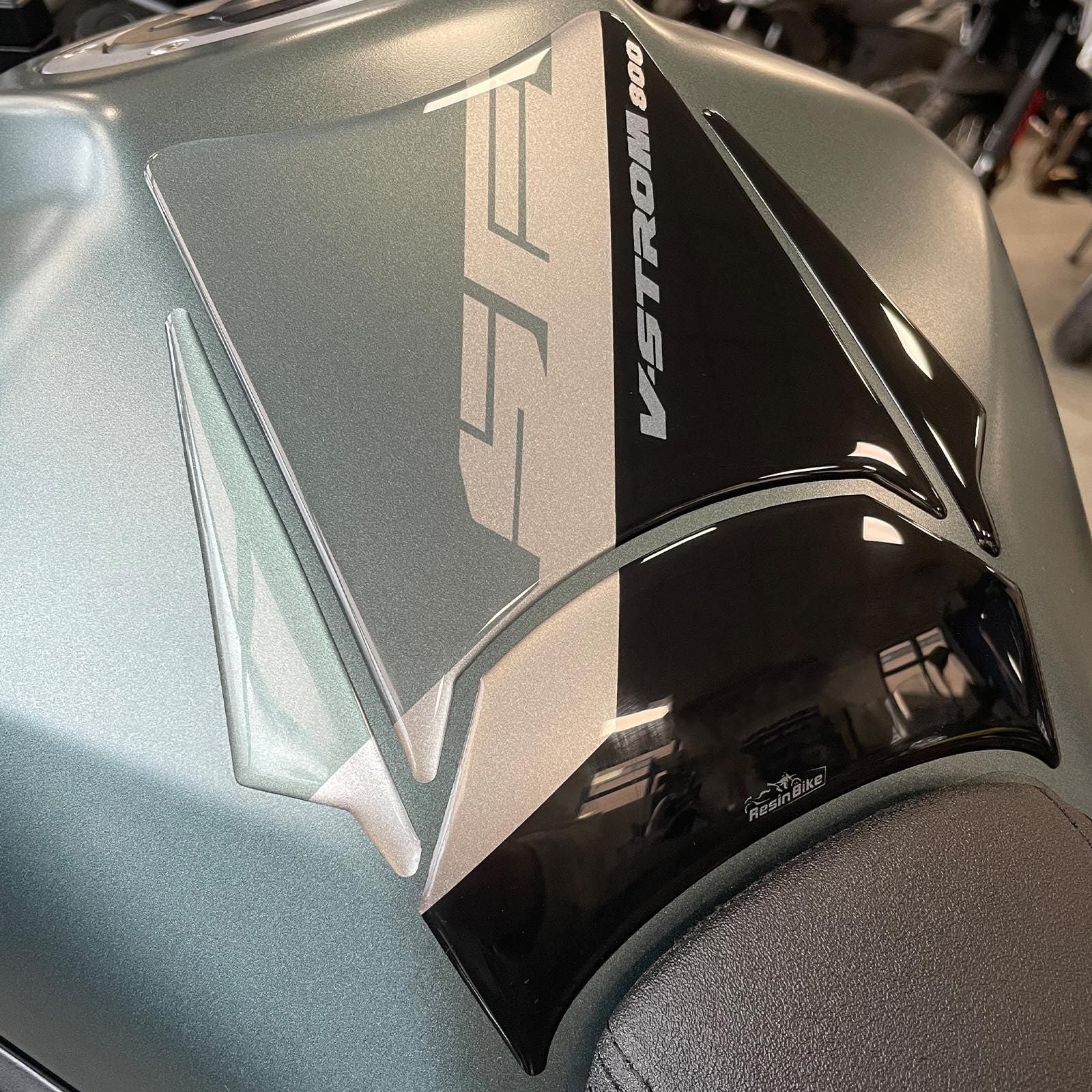 Resin Bike Autocollant Moto Compatibles avec Suzuki V-Strom 800 SE 2023-2024. Protection de Réservoir Moto Contre Les Chocs et Les Éraflures. Autocollant 3D Résinés Made in Italy