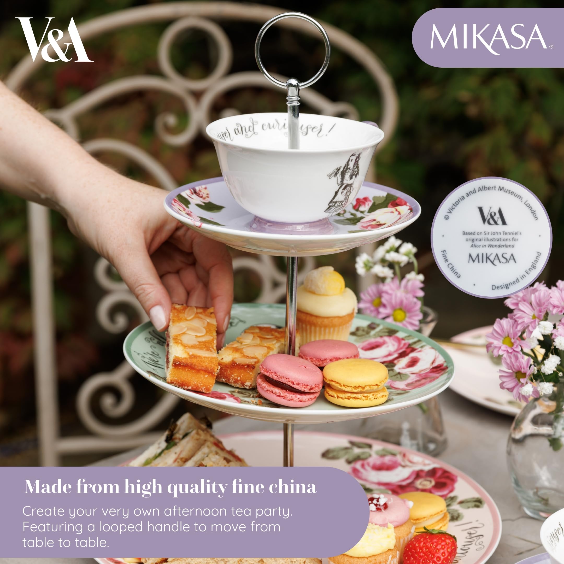 Mikasa and the V&A - Soporte para tartas de 3 niveles, soporte para té de la tarde con taza de té, té de Alicia en el país de las maravillas, porcelana de hueso, apto para lavavajillas y en caja de