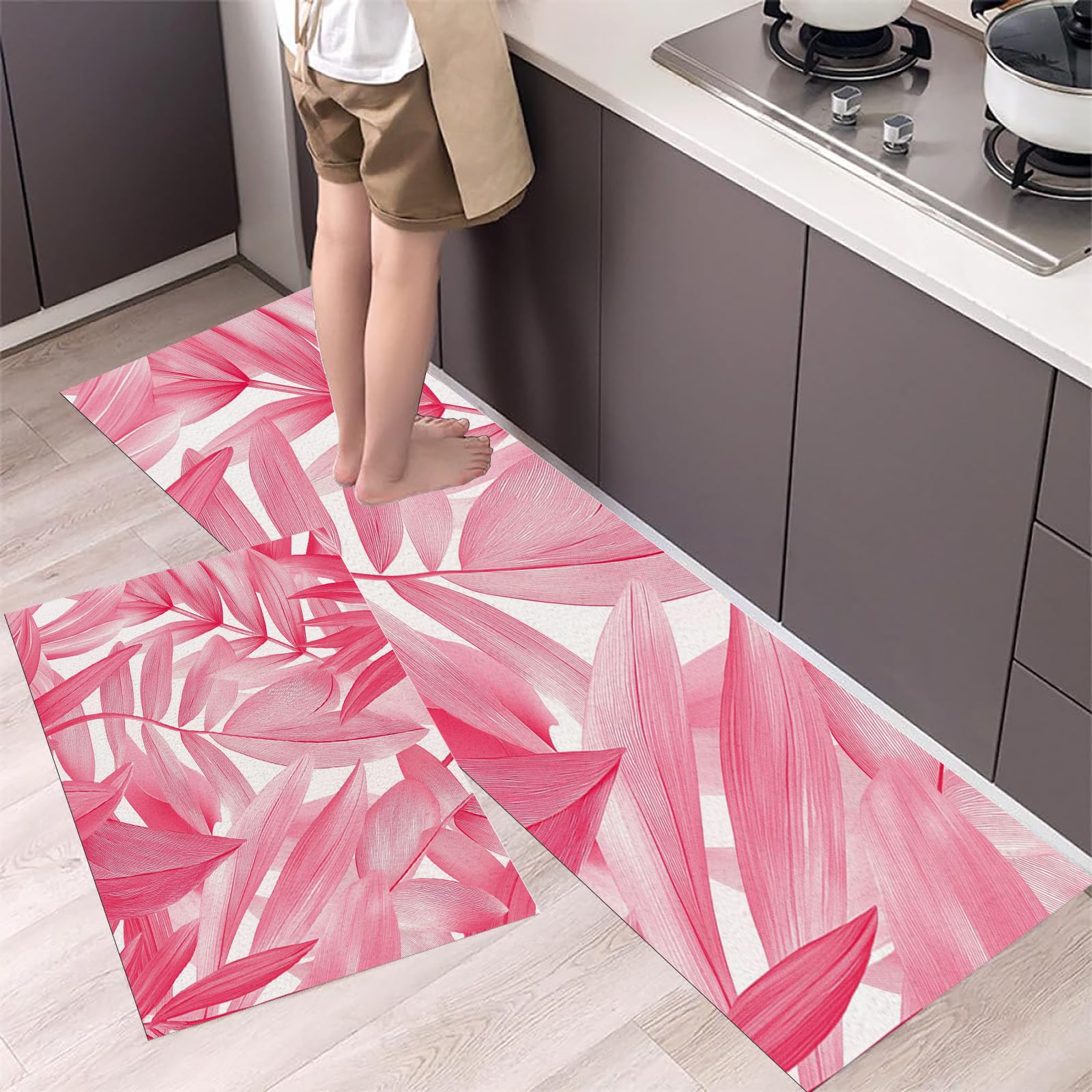 Tapis de cuisine feuilles tropicales roses pour habiller le sol devant l'évier