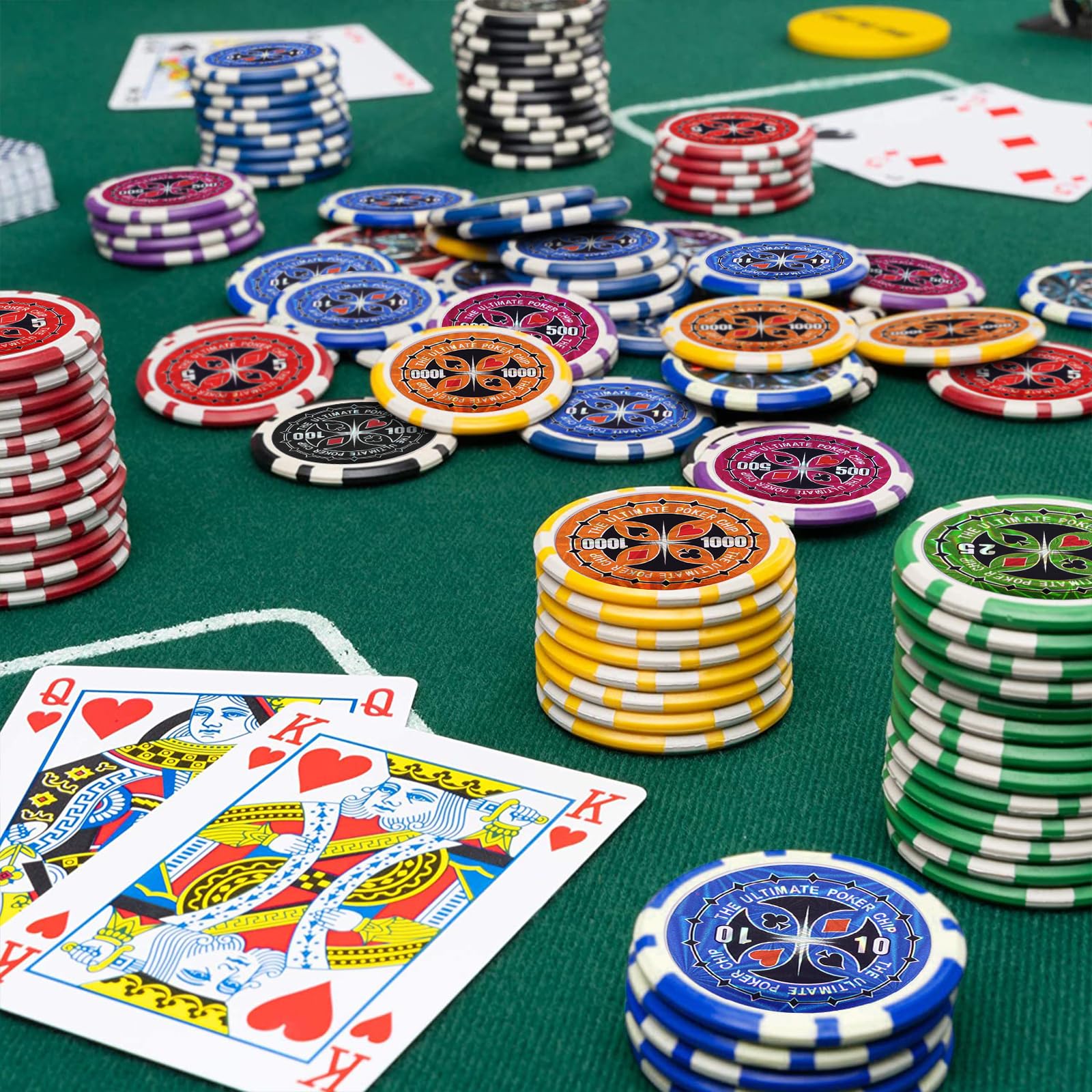 HOMASIS Zestaw do pokera z 300 żetonami laserowymi, walizka pokerowa z 2 taliami na karty, 5 kostkami, 1 guzikiem, zamykana walizka do pokera z aluminium, zestaw kart pokerowych na imprezy