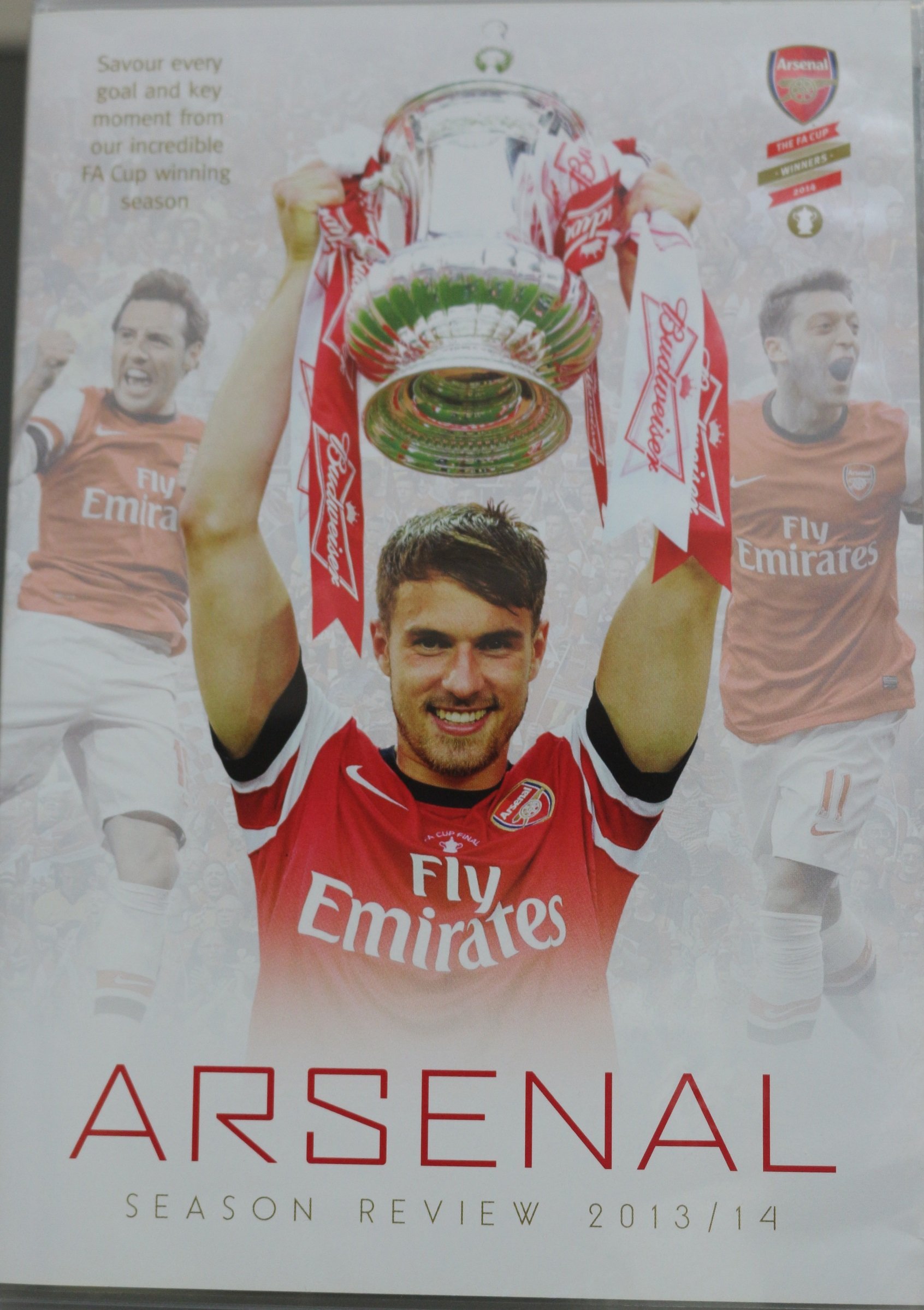 Arsenal 2013/14 Season Review DVD para revivir la nostalgia de los Gunners en Londres