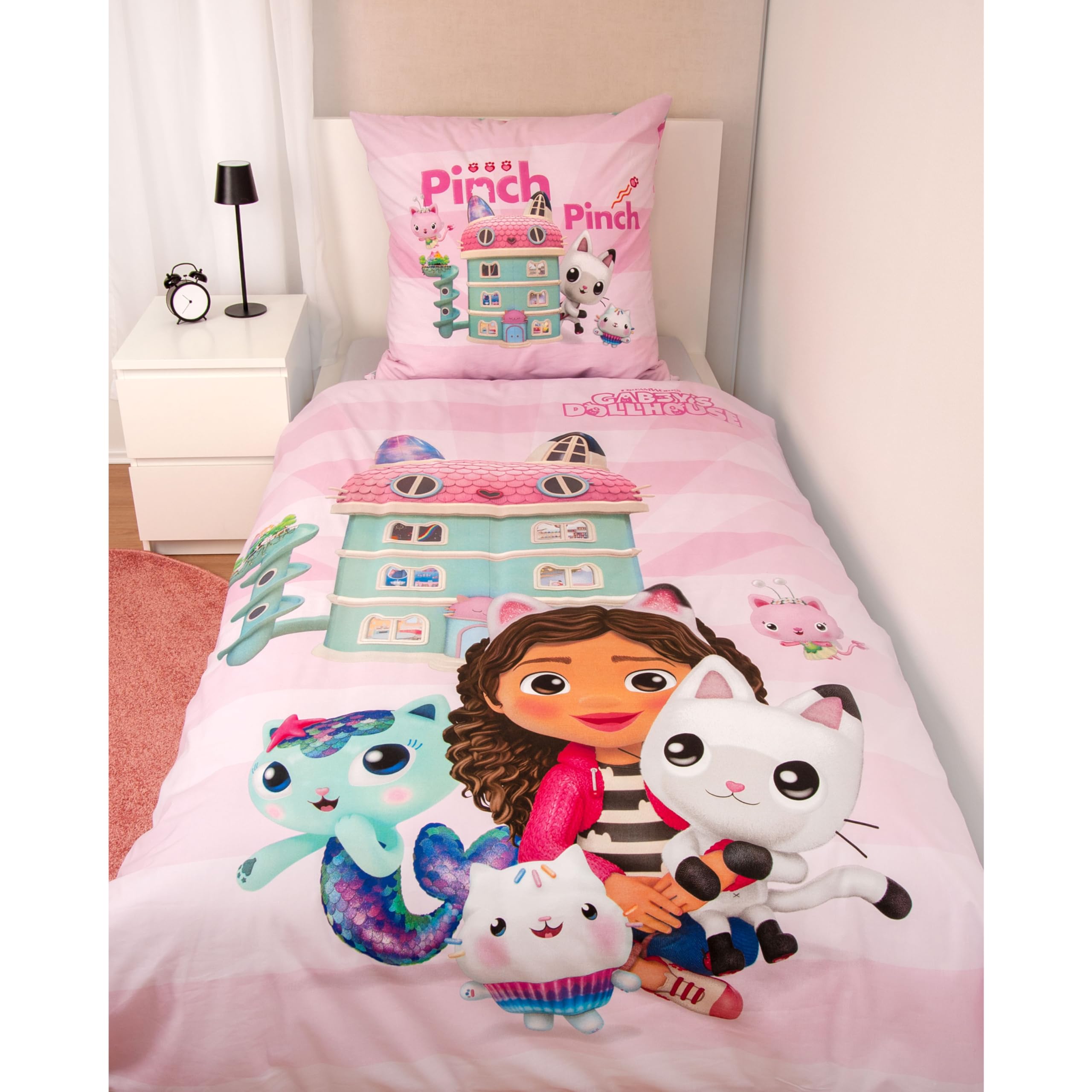 Herding Set di Biancheria da Letto, La Casa delle Bambole di Gabby, Federa 80 x 80 cm con Cerniera e Motivo Reversibile, Copripiumino 135 x 200 cm con Cerniera, 100% Cotone/Renforcé