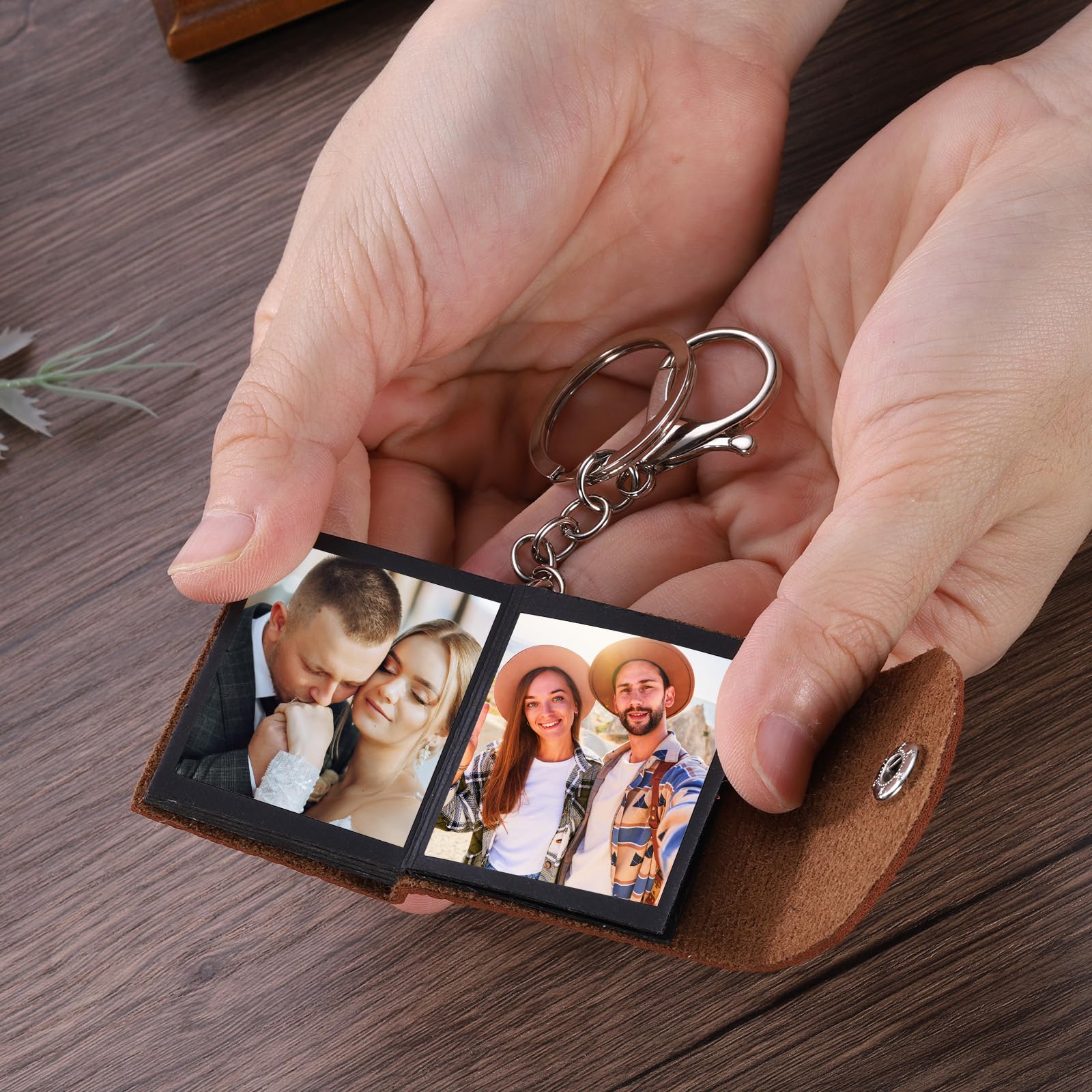 QUARKZMAN Portachiavi Personalizzato con Immagini, Mini Album Fotografico Pelle Personalizzato con 10 Immagini Fai Da Te Libro Chiave Memoria Ring per Famiglia, Marrone