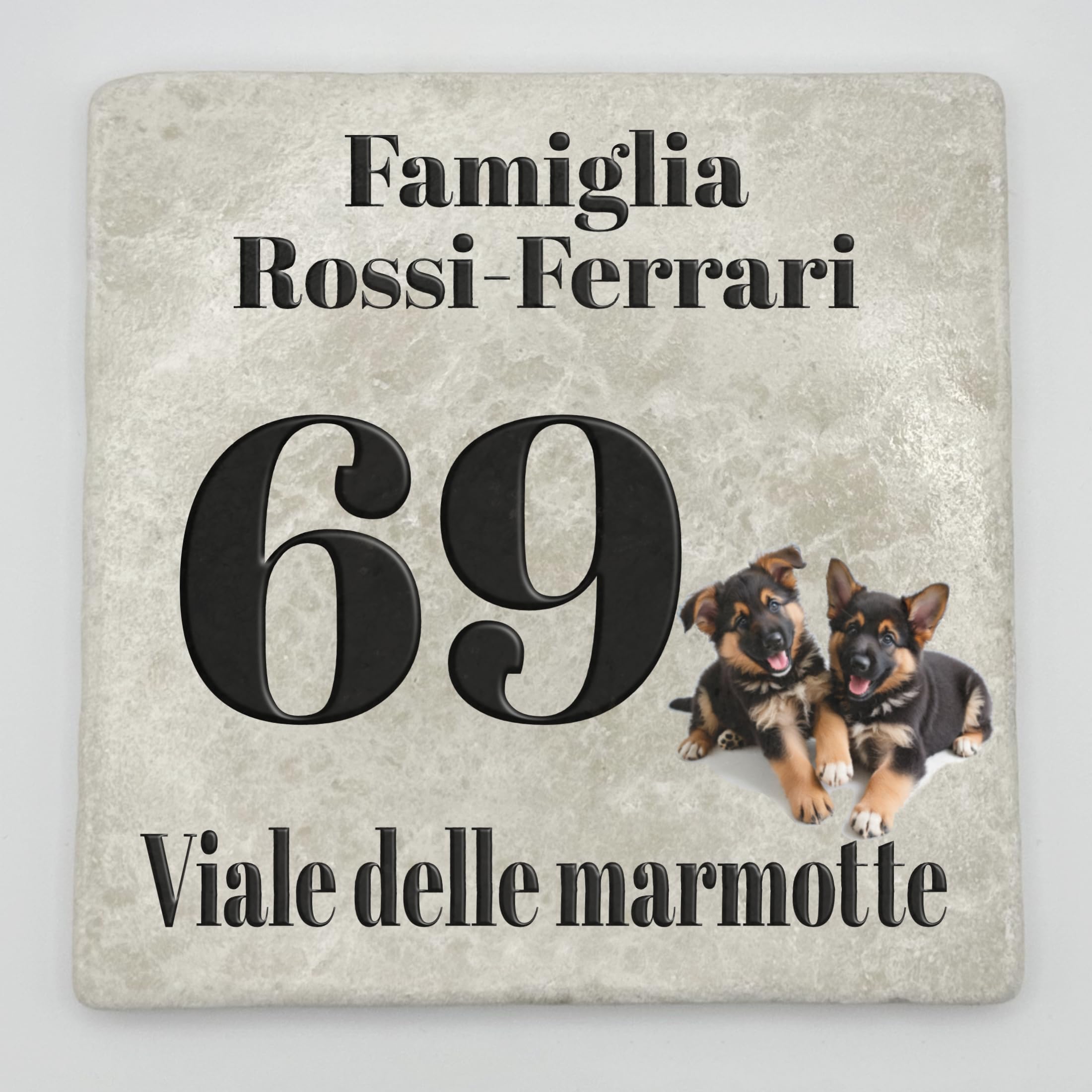 Numero civico su Mattonella in Marmo Botticino, Numero Civico PERSONALIZZABILE, Targa decorativa di misura 15x15cm con Indirizzo e Nome Famiglia Personalizzato