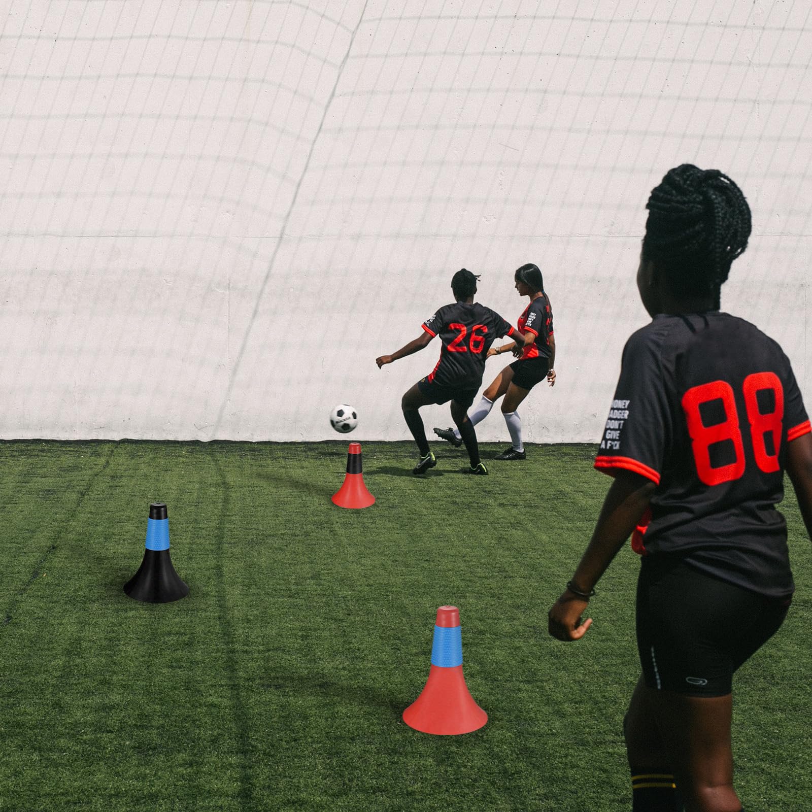 PATIKIL 7"x9" Deporte Conos, 4 Paquete Agilidad Entrenamiento Pelota Obstáculo Equipo con Goma Cubierta para Fútbol, Negro Blanco