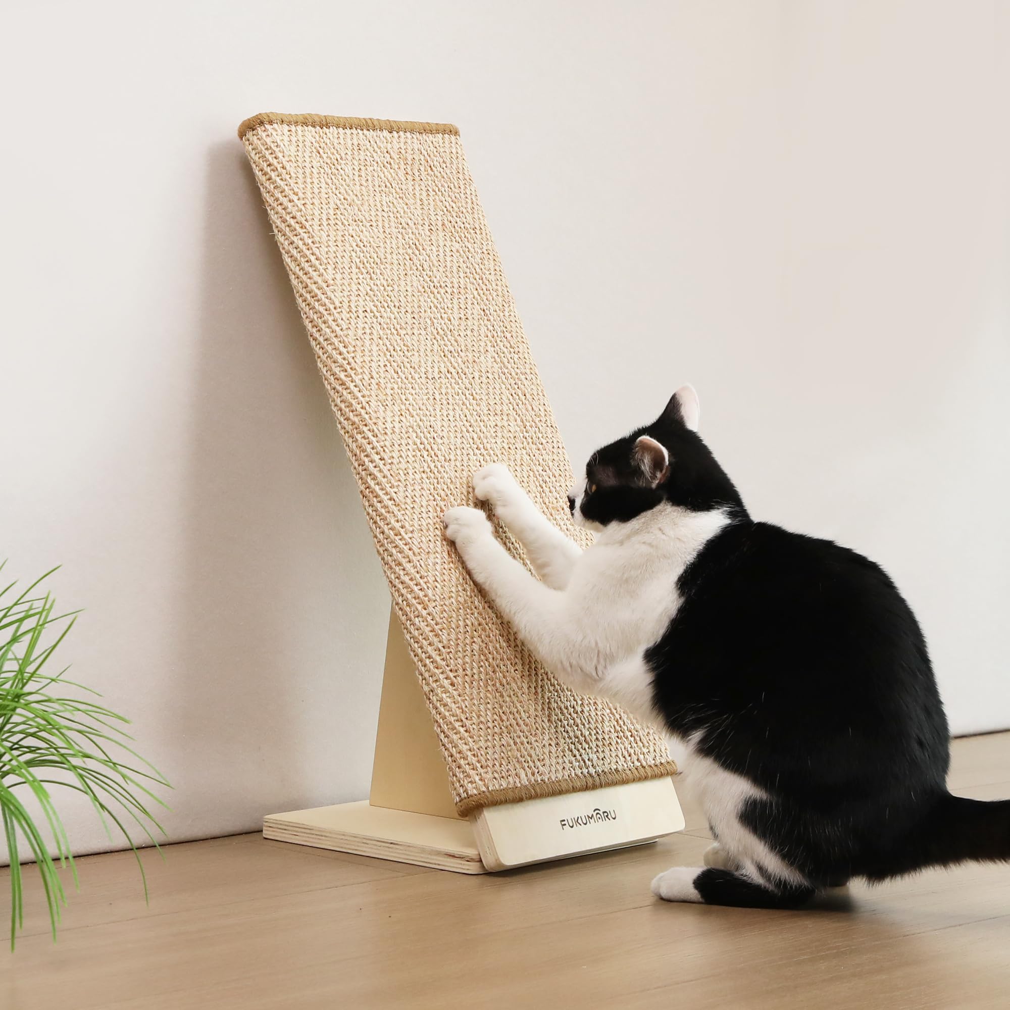 FUKUMARU Griffoir pour Chat, 60 cm en Sisal Naturel avec Rampe, Tapis Griffoir Interchangeable, Cadre en Bois Robuste en Forme de L, Protection des Meubles